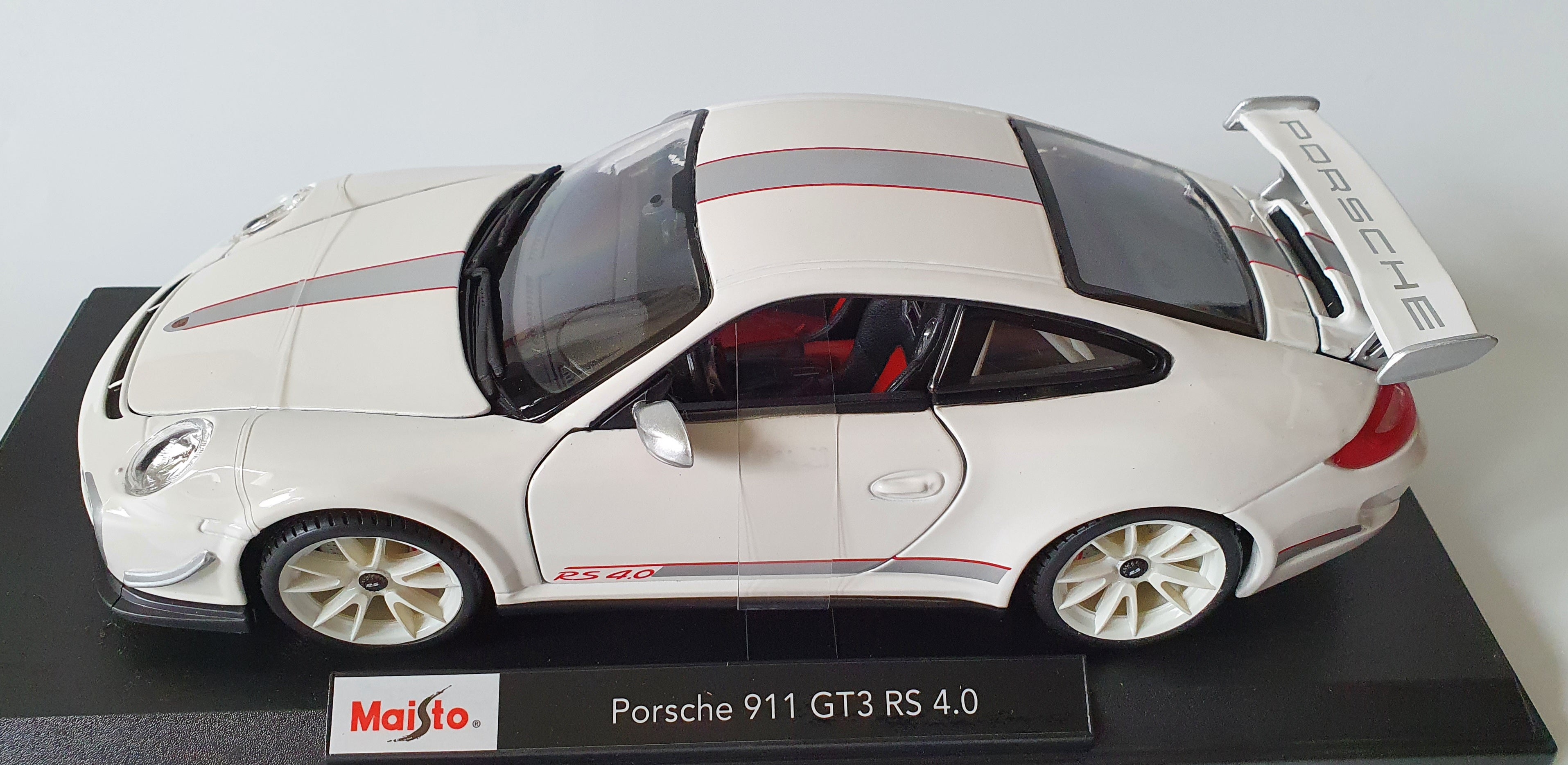 MAISTO 1:18 Scale Diecast - Porsche 911 GT3 RS 4.0 in White