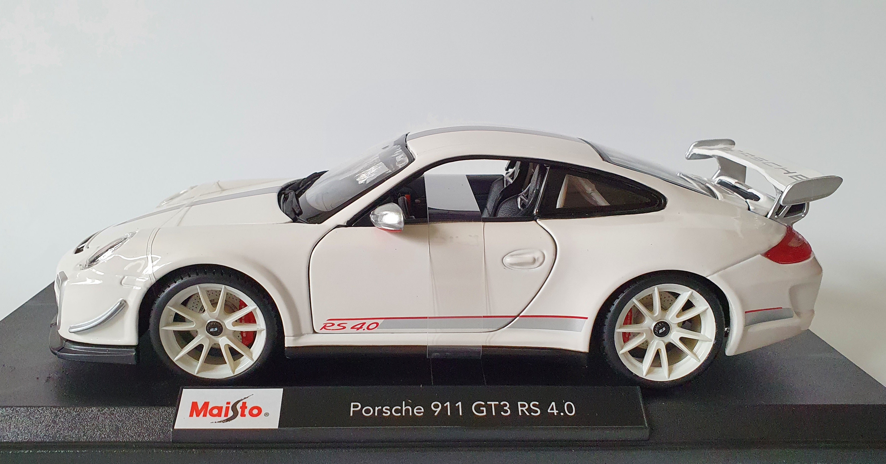 MAISTO 1:18 Scale Diecast - Porsche 911 GT3 RS 4.0 in White