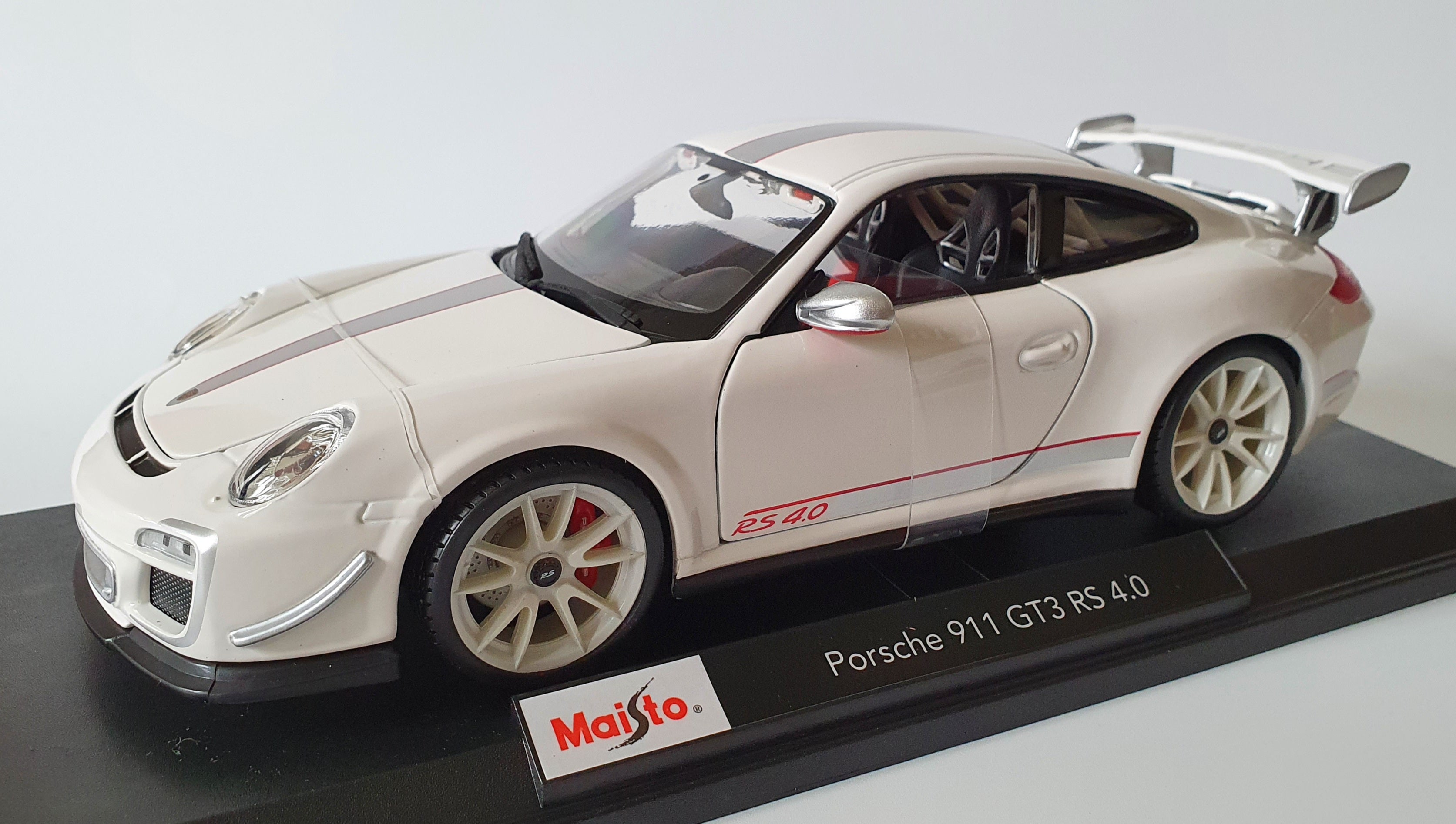 MAISTO 1:18 Scale Diecast - Porsche 911 GT3 RS 4.0 in White