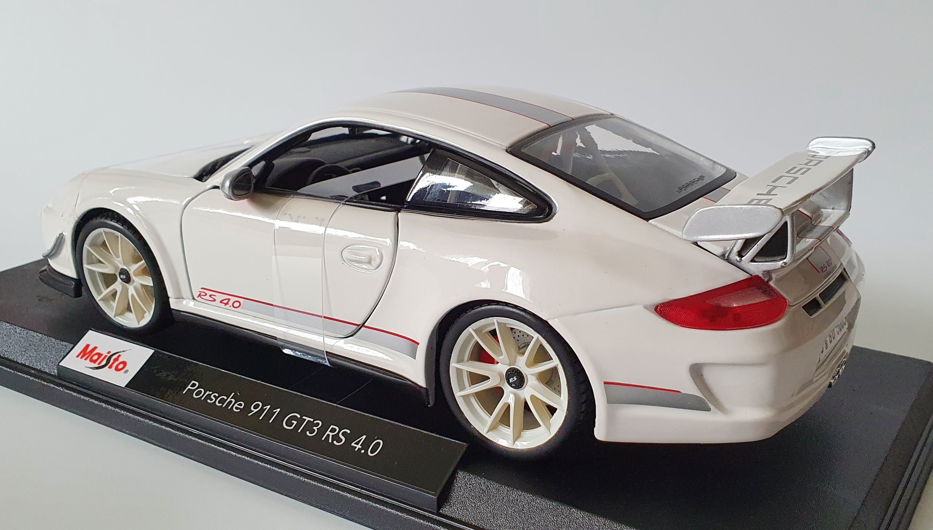 MAISTO 1:18 Scale Diecast - Porsche 911 GT3 RS 4.0 in White