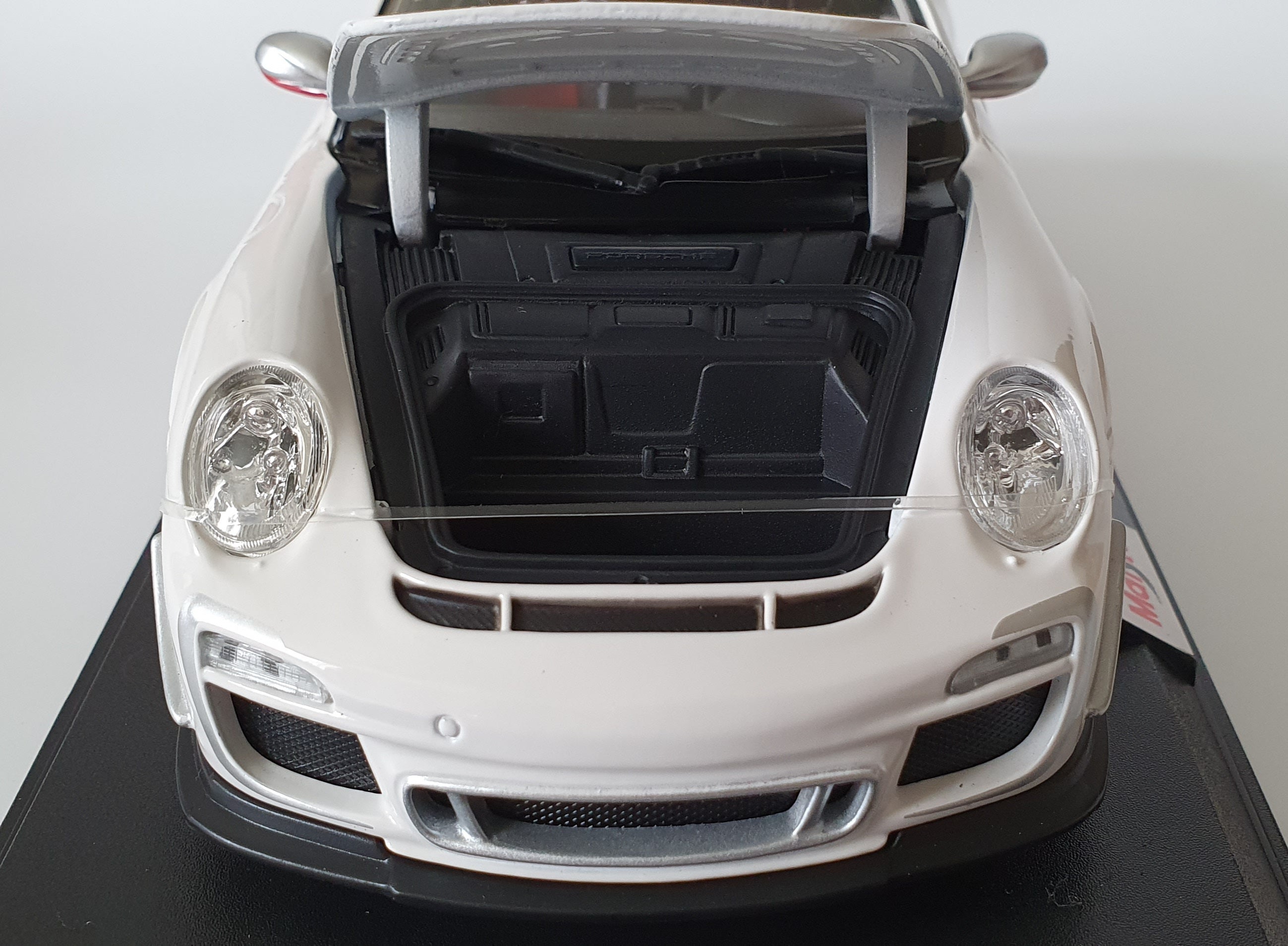 MAISTO 1:18 Scale Diecast - Porsche 911 GT3 RS 4.0 in White