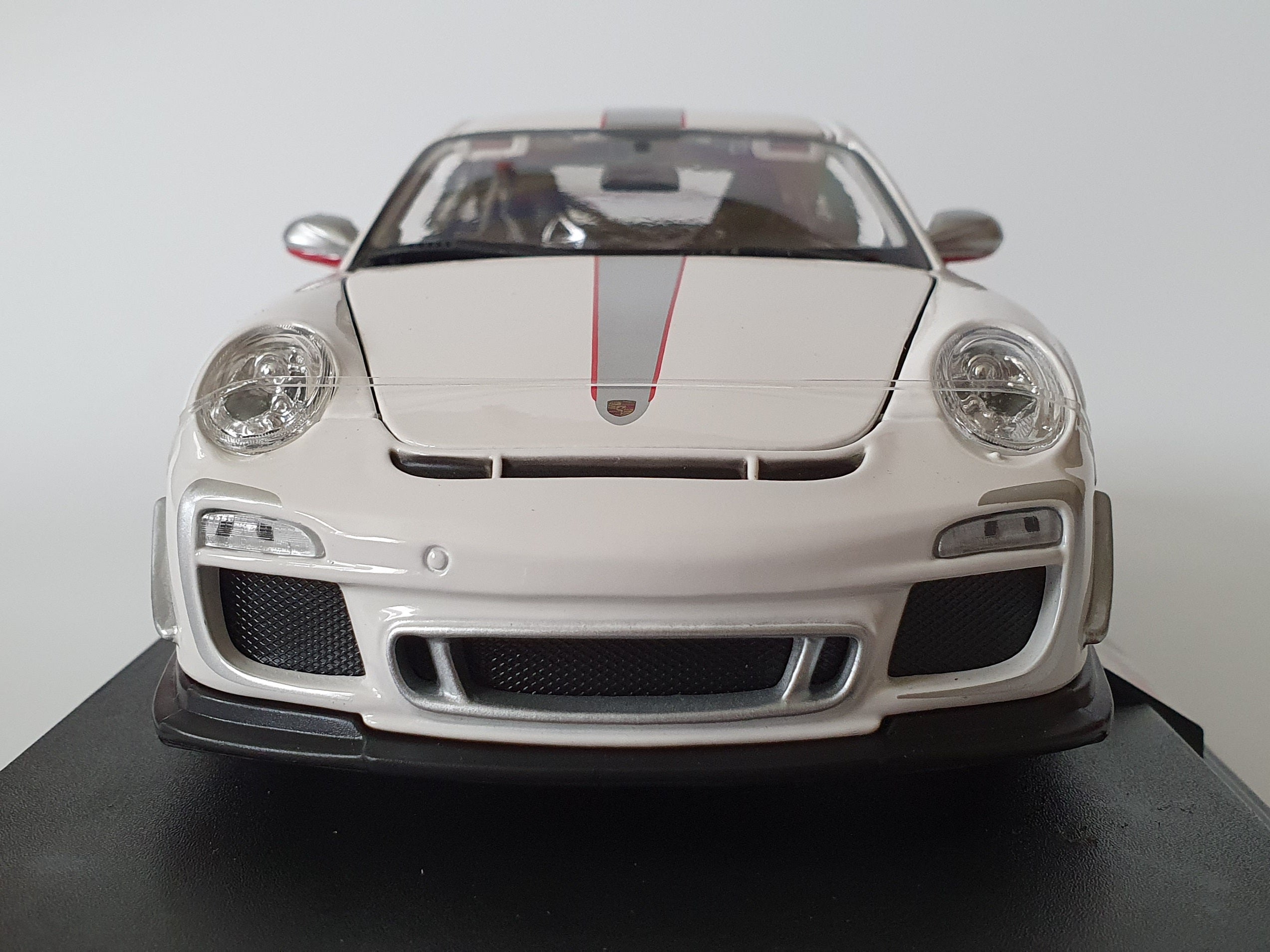 MAISTO 1:18 Scale Diecast - Porsche 911 GT3 RS 4.0 in White