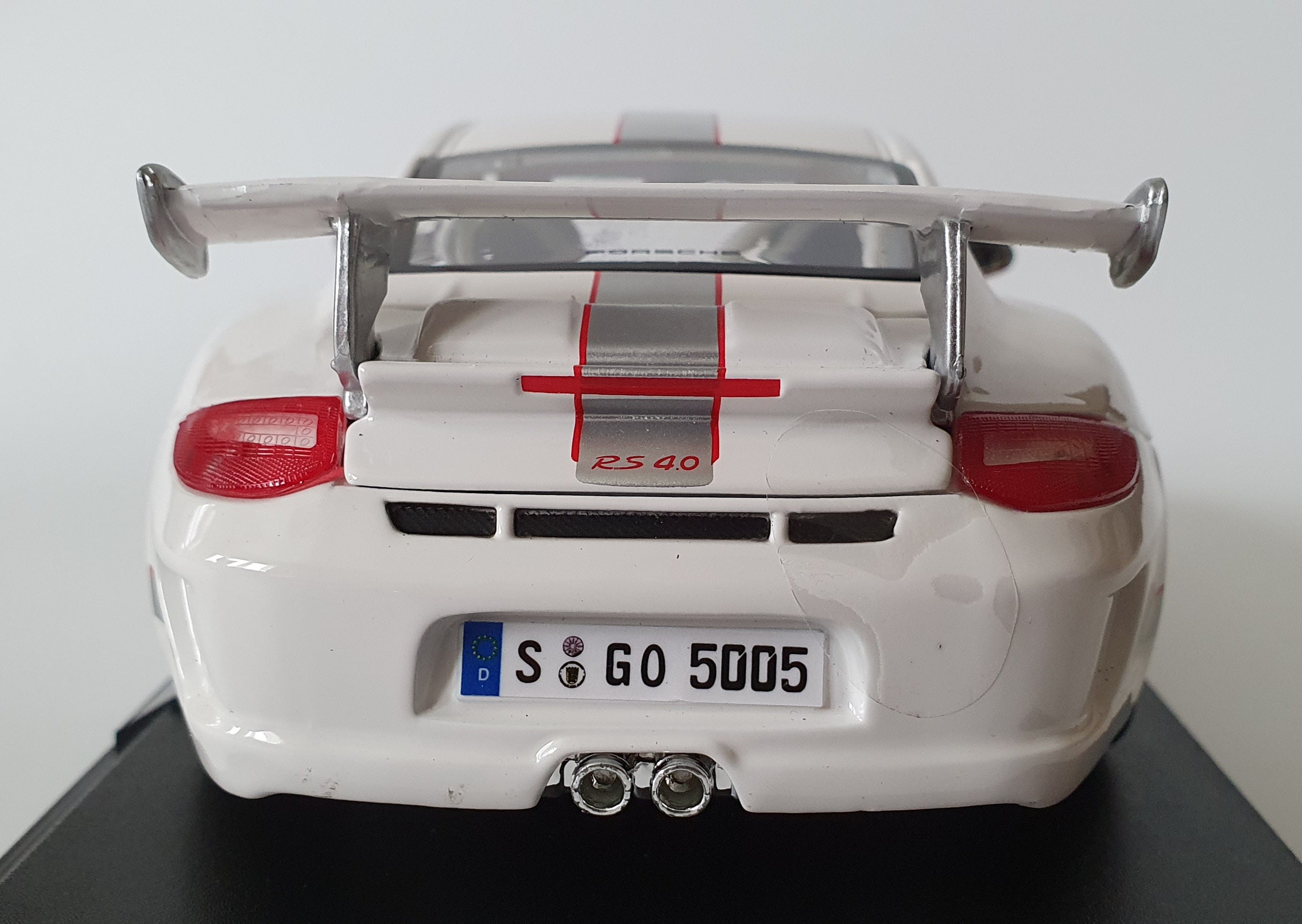 MAISTO 1:18 Scale Diecast - Porsche 911 GT3 RS 4.0 in White