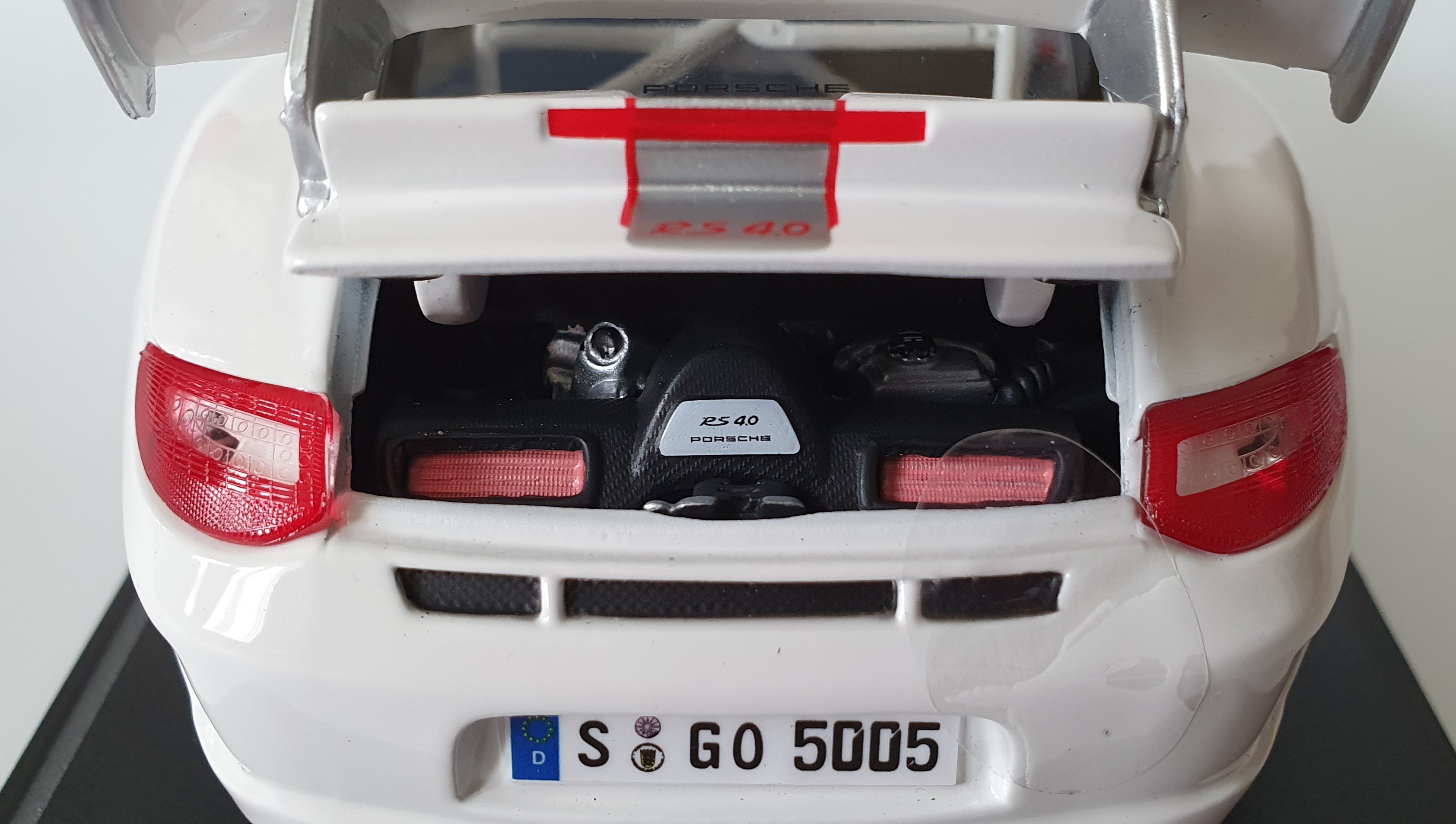 MAISTO 1:18 Scale Diecast - Porsche 911 GT3 RS 4.0 in White