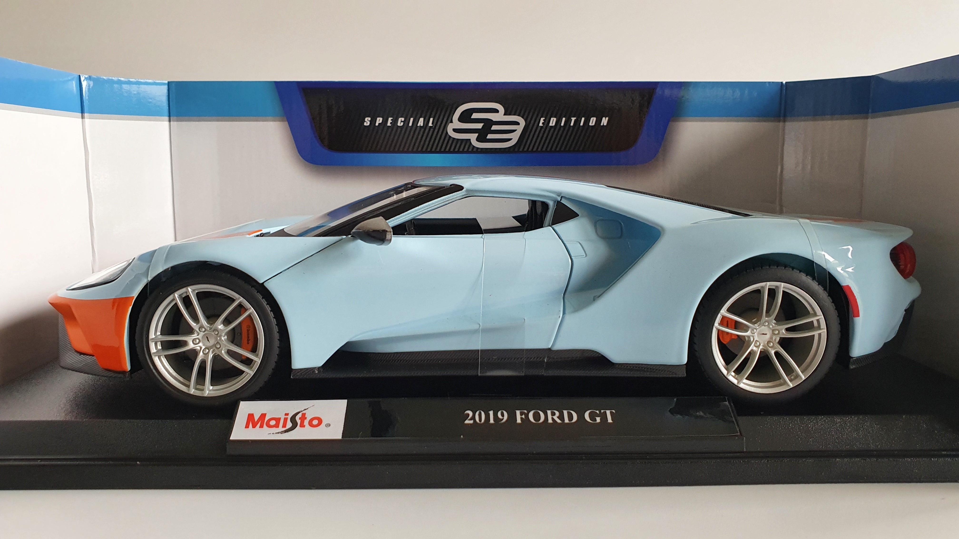 MAISTO 1:18 Scale - 2019 Ford GT in Blue/Orange - Gulf Colour