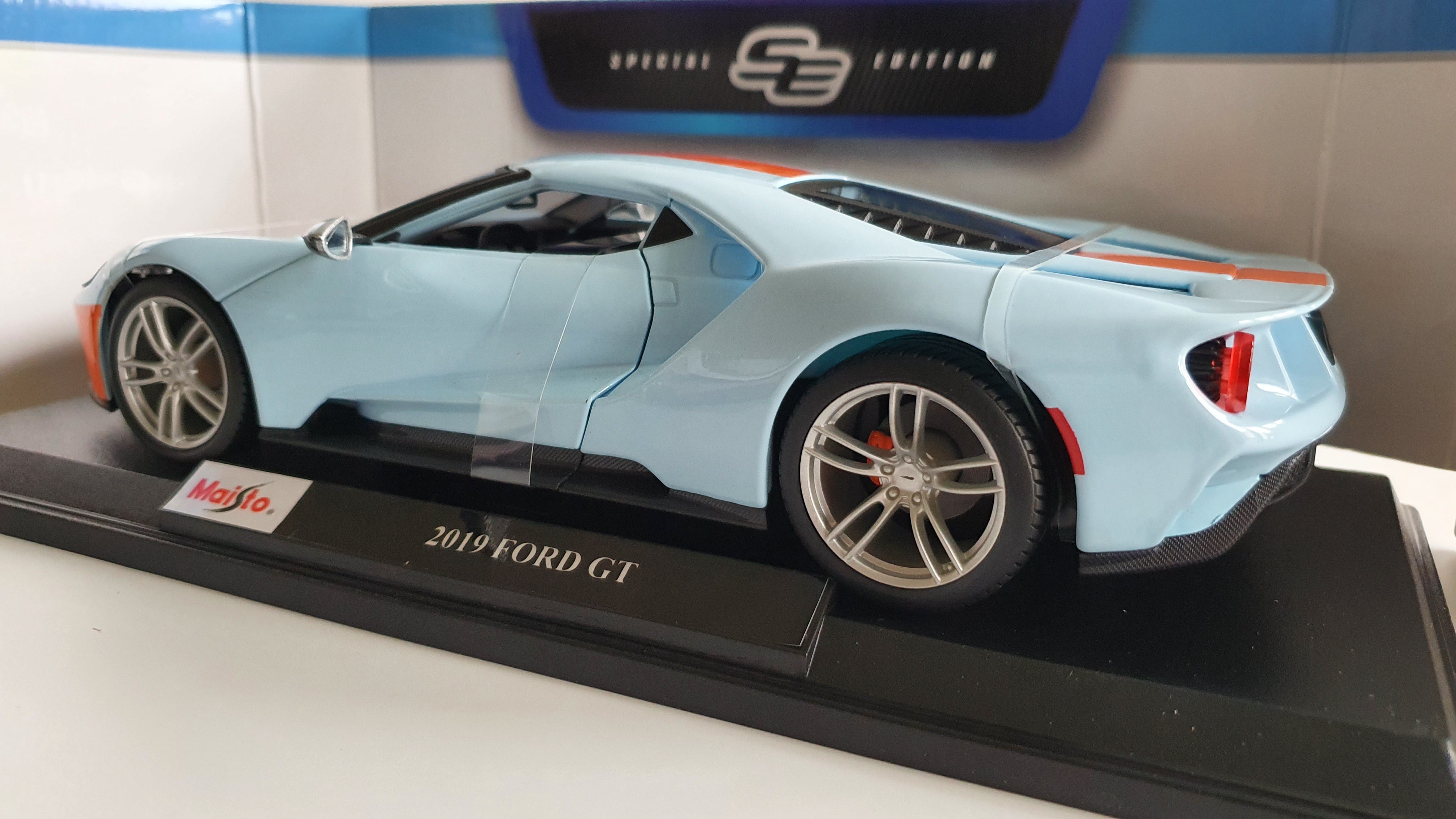 MAISTO 1:18 Scale - 2019 Ford GT in Blue/Orange - Gulf Colour