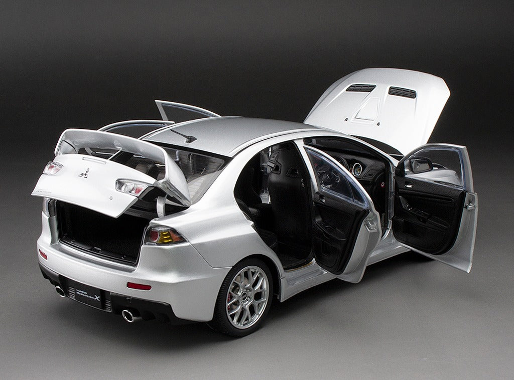 Sunstar 1:18 2018 Mitsubishi Lancer Evolution X - Cool Silver Metallic, 5821