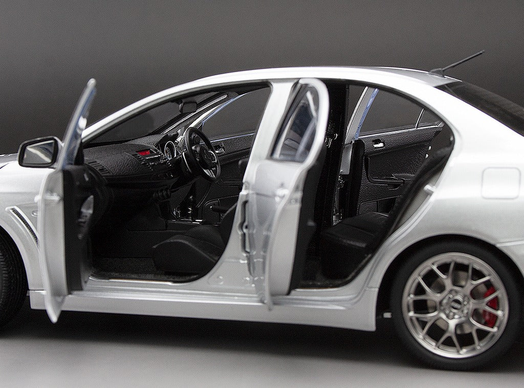 Sunstar 1:18 2018 Mitsubishi Lancer Evolution X - Cool Silver Metallic, 5821