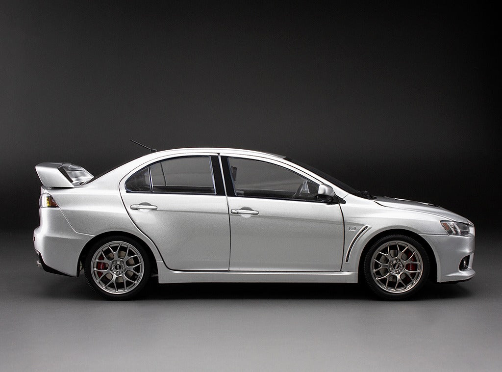 Sunstar 1:18 2018 Mitsubishi Lancer Evolution X - Cool Silver Metallic, 5821