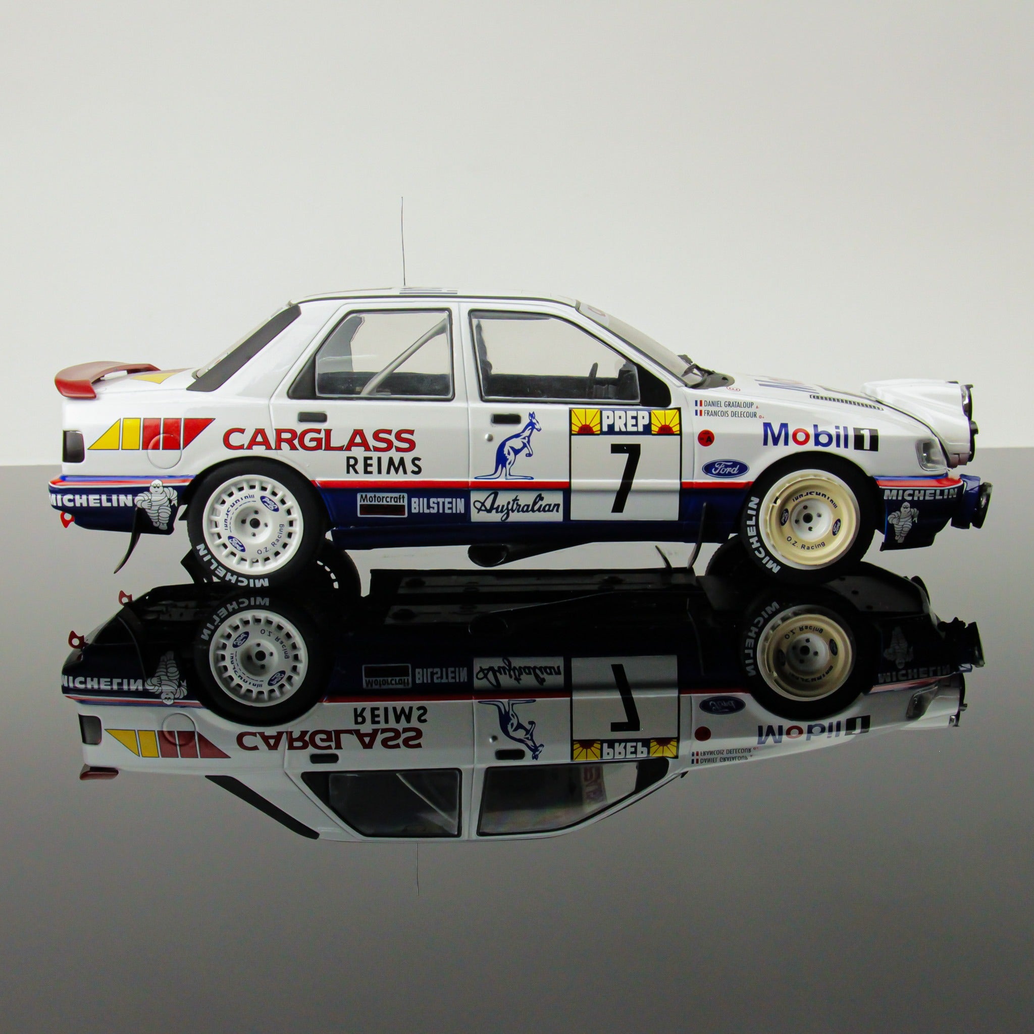 MCG 1:18 Diecast - Ford Sierra Cosworth 4x4, No.7, Mobil 1, Rallye WM, Rallye Monte Carlo, F.Delecour/D.Grataloup, 1992 - MCG18356R
