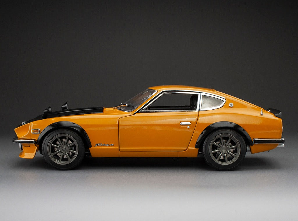 Sunstar 1:18 - 1972 Datsun Fairlady Z (S30) RHD - Orange/Carbon bonnet - 3516R