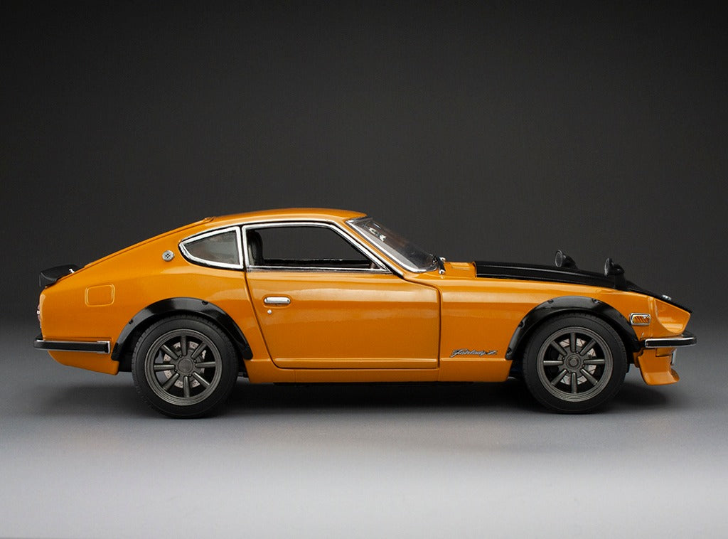 Sunstar 1:18 - 1972 Datsun Fairlady Z (S30) RHD - Orange/Carbon bonnet - 3516R