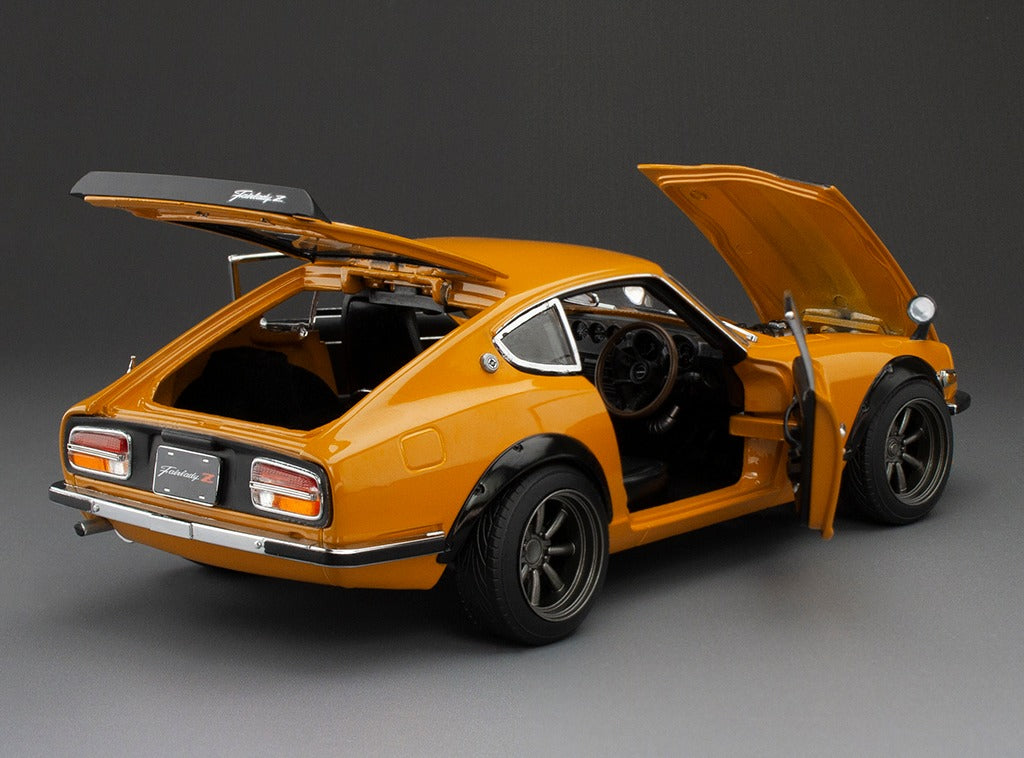 Sunstar 1:18 - 1972 Datsun Fairlady Z (S30) RHD - Orange/Carbon bonnet - 3516R