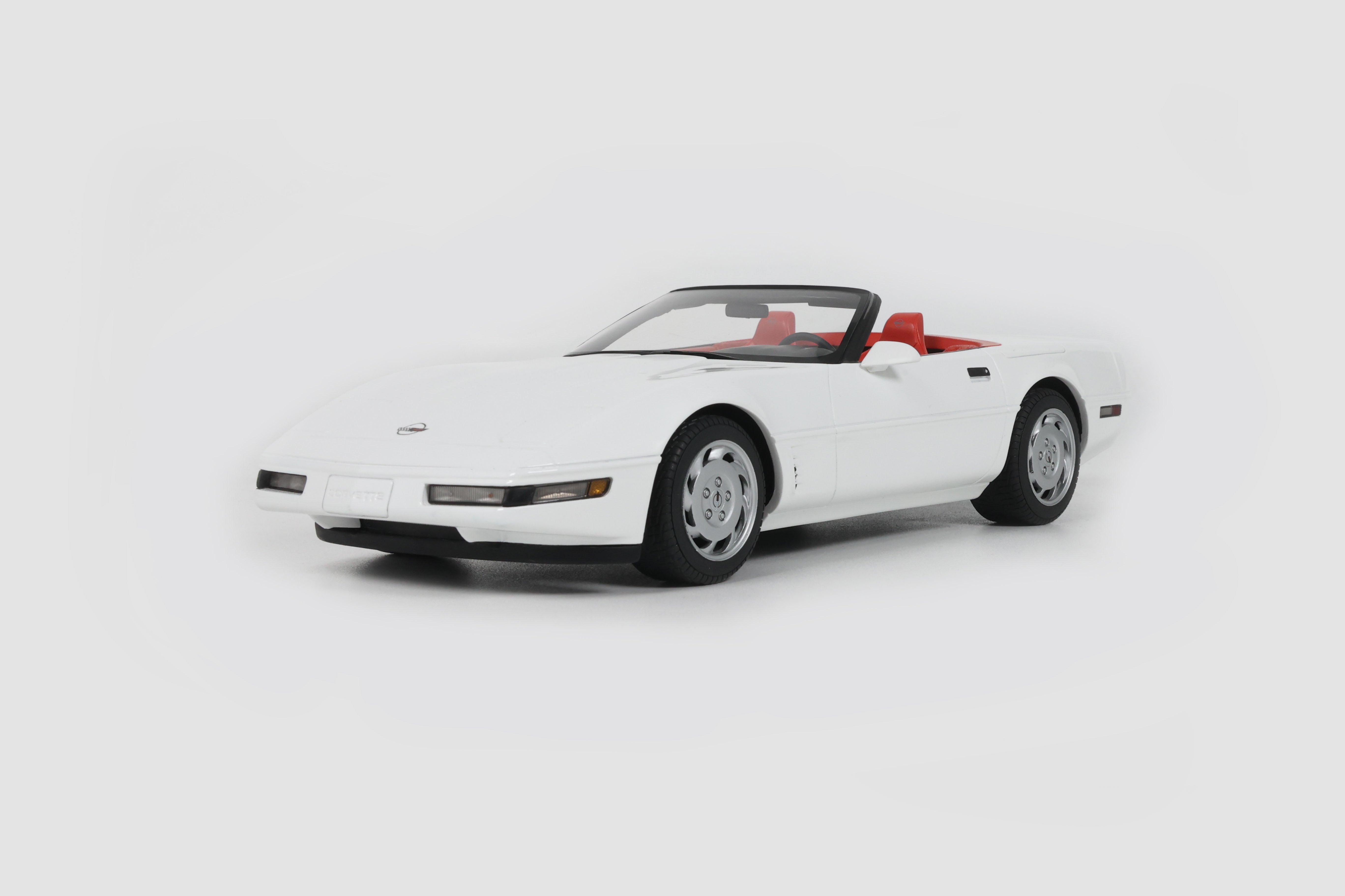 GT Spirit 1:18 Scale Resin, 1995 CHEVROLET CORVETTE C4 CONVERTIBLE, ARCTIC WHITE - GT580