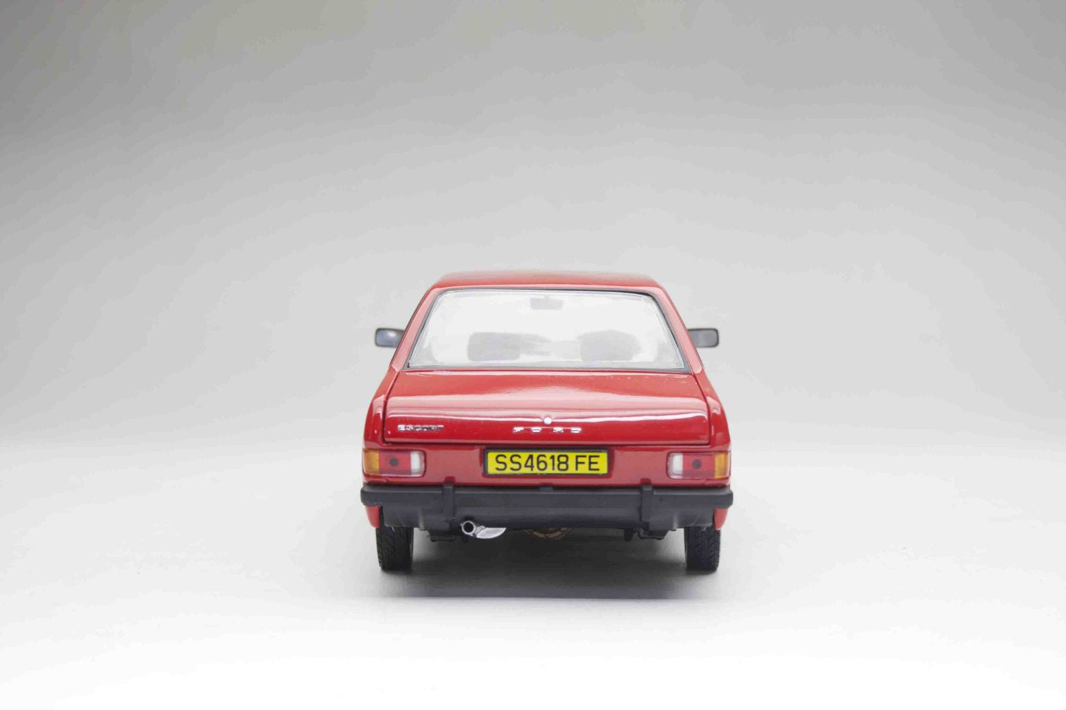 SUNSTAR 1:18 Scale Ford Escort Mk2 1600 Sport in Red