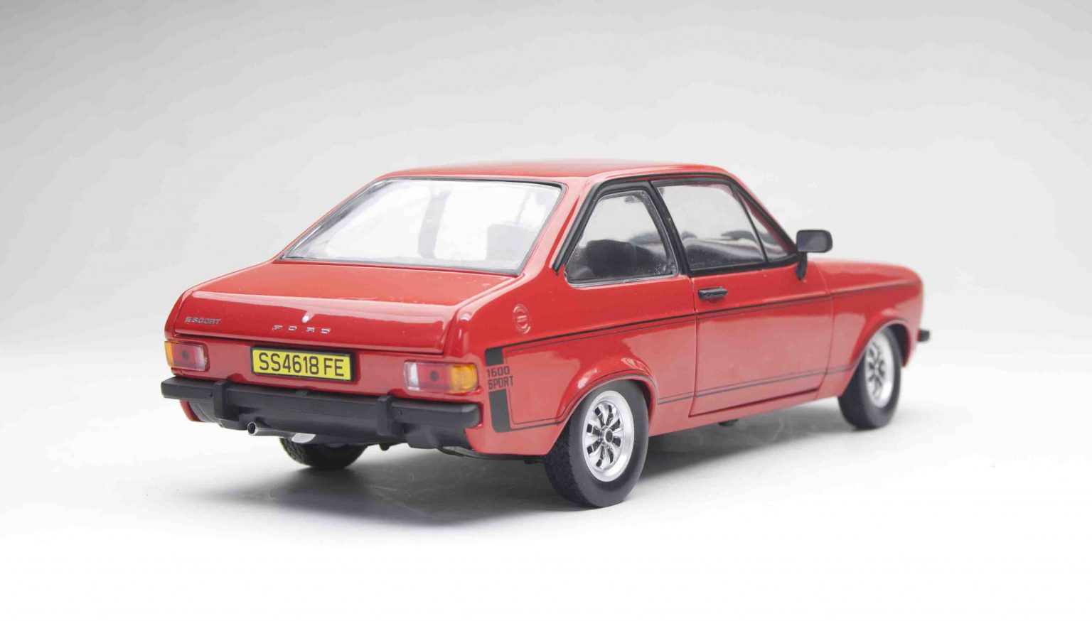 SUNSTAR 1:18 Scale Ford Escort Mk2 1600 Sport in Red