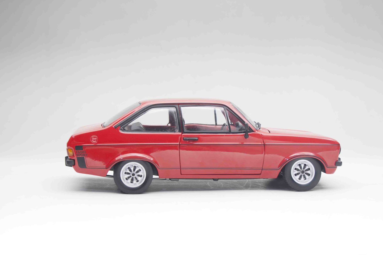 SUNSTAR 1:18 Scale Ford Escort Mk2 1600 Sport in Red