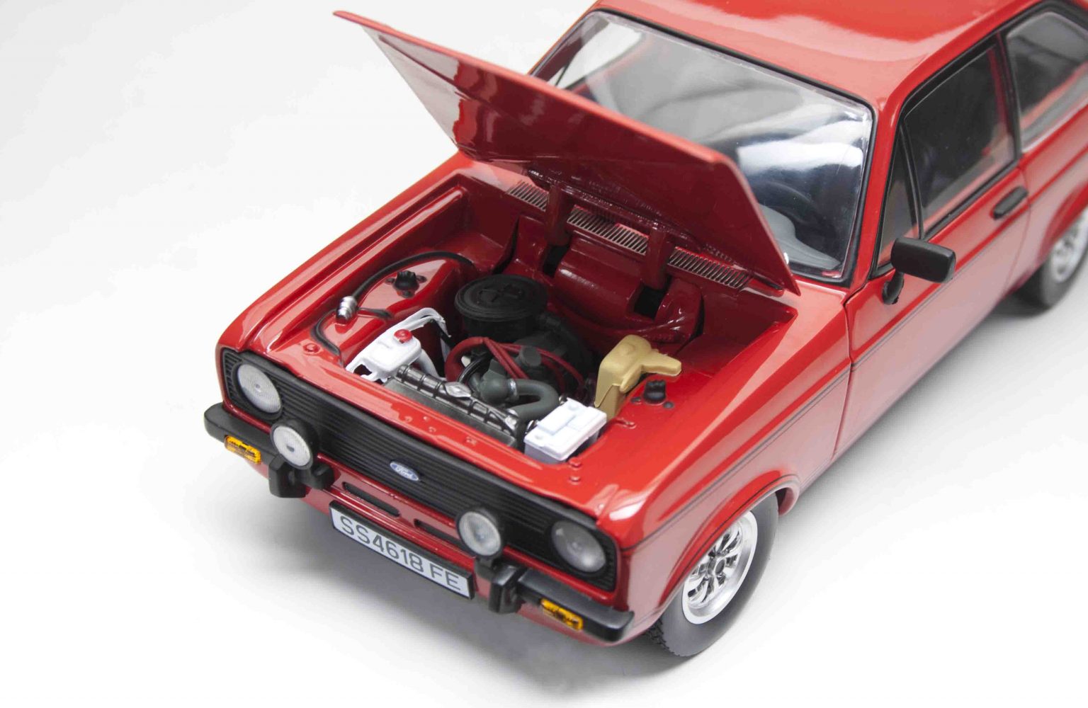 SUNSTAR 1:18 Scale Ford Escort Mk2 1600 Sport in Red