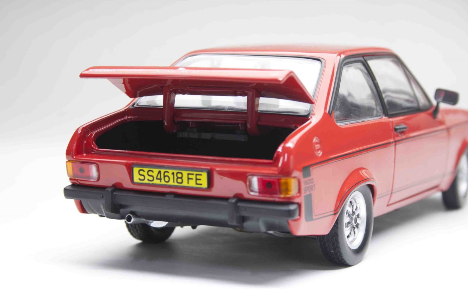 SUNSTAR 1:18 Scale Ford Escort Mk2 1600 Sport in Red