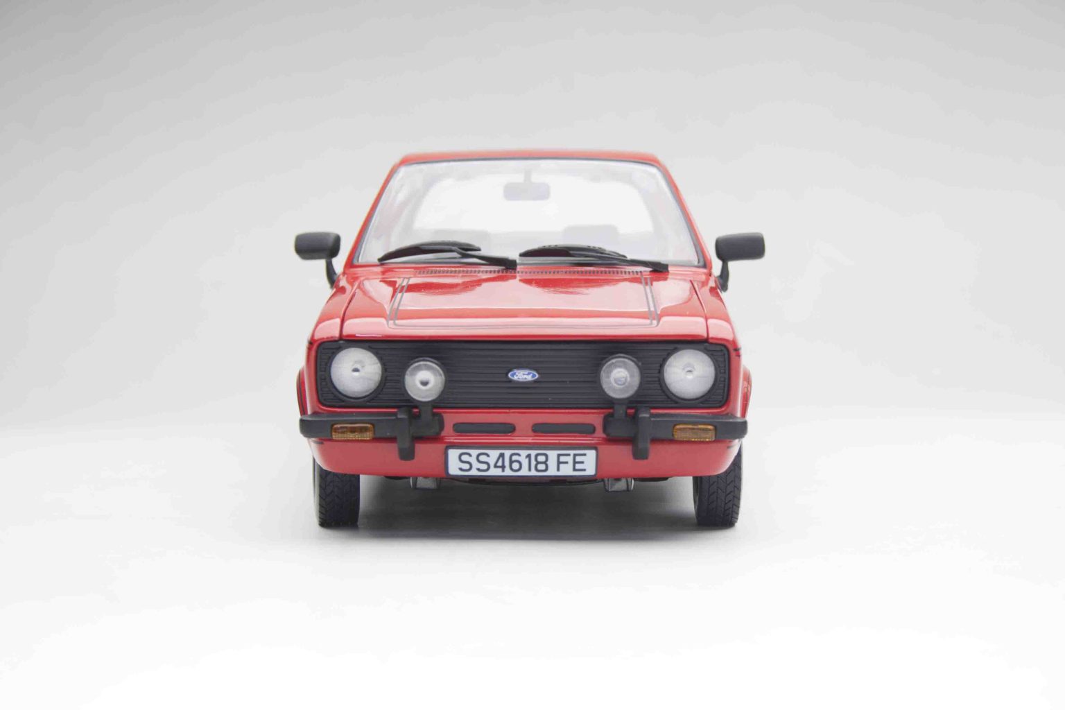 SUNSTAR 1:18 Scale Ford Escort Mk2 1600 Sport in Red
