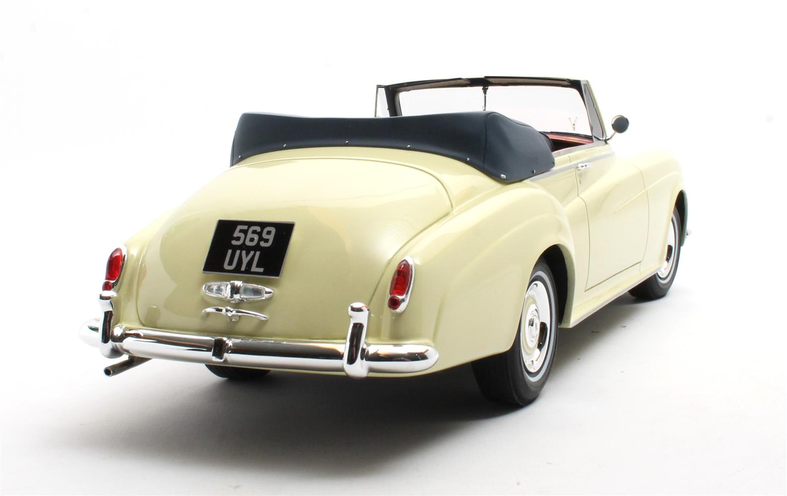 CULT 1:18 Resin - 1960 Rolls Royce Silver Cloud DHC, Ivory - CML105-2