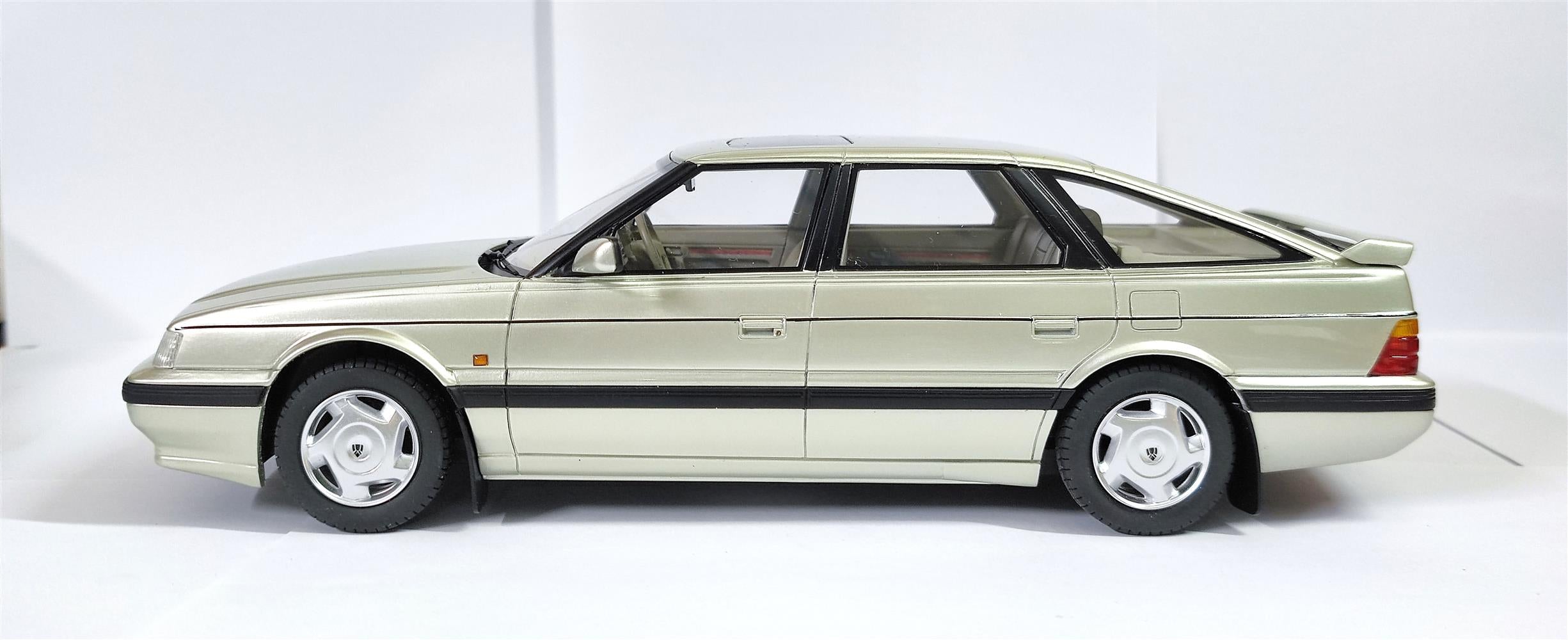CULT 1:18 Resin - 1988-1989 Rover 827 Vitesse - Pulsar Silver - CML191-3