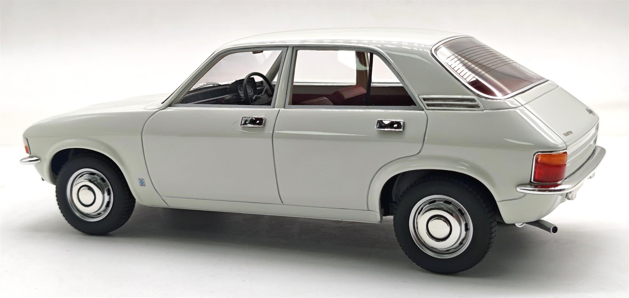 CULT 1:18 Resin - 1973 Austin Allegro - Glacier White - CML145-1
