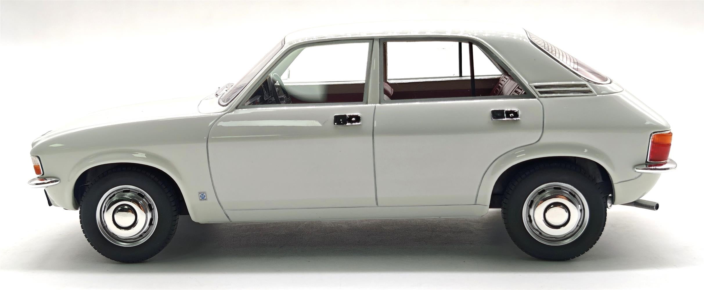 CULT 1:18 Resin - 1973 Austin Allegro - Glacier White - CML145-1