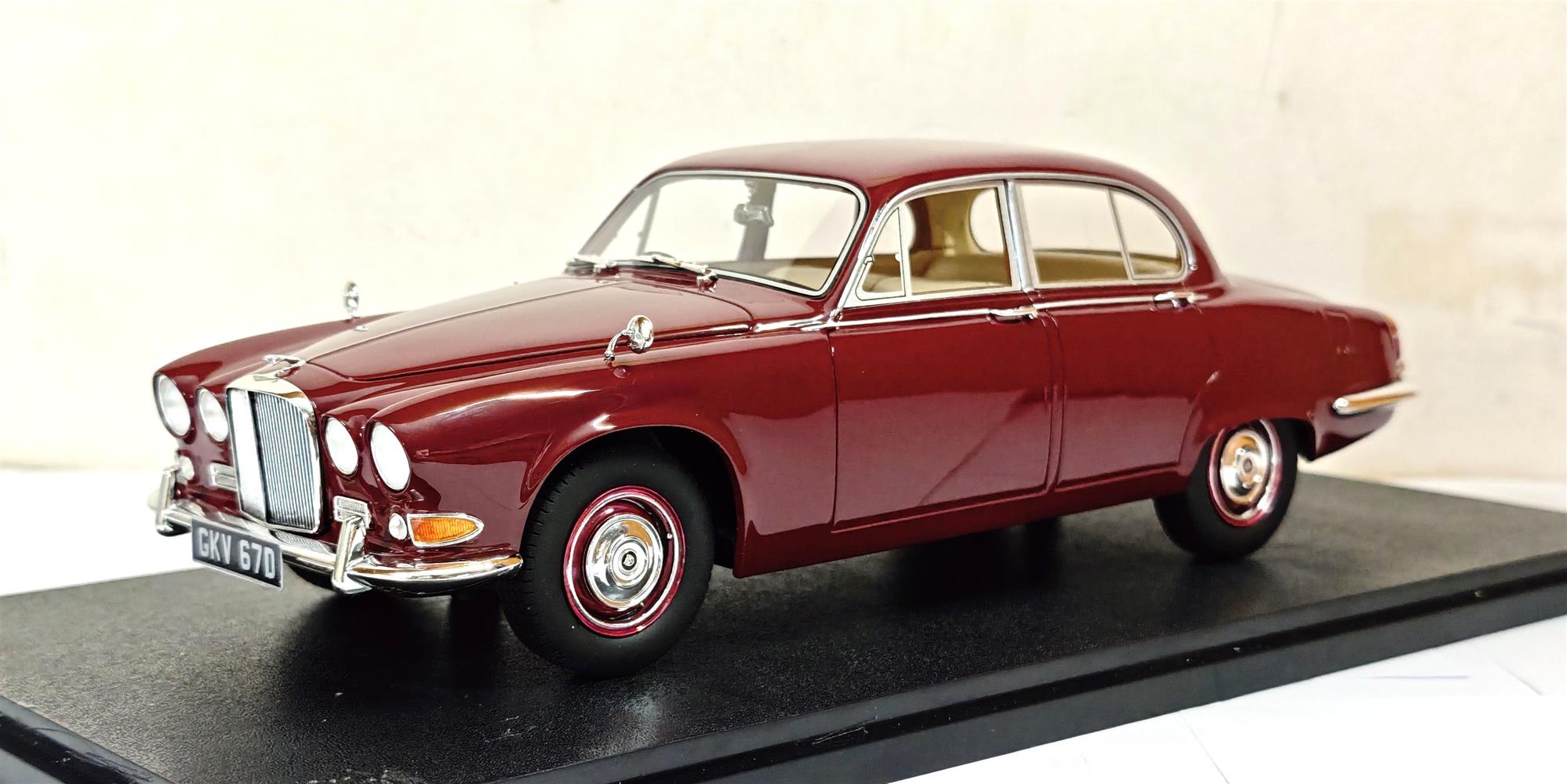 CULT 1:18 Scale 1966-69 Jaguar 420 - Regency Red - CML289-1