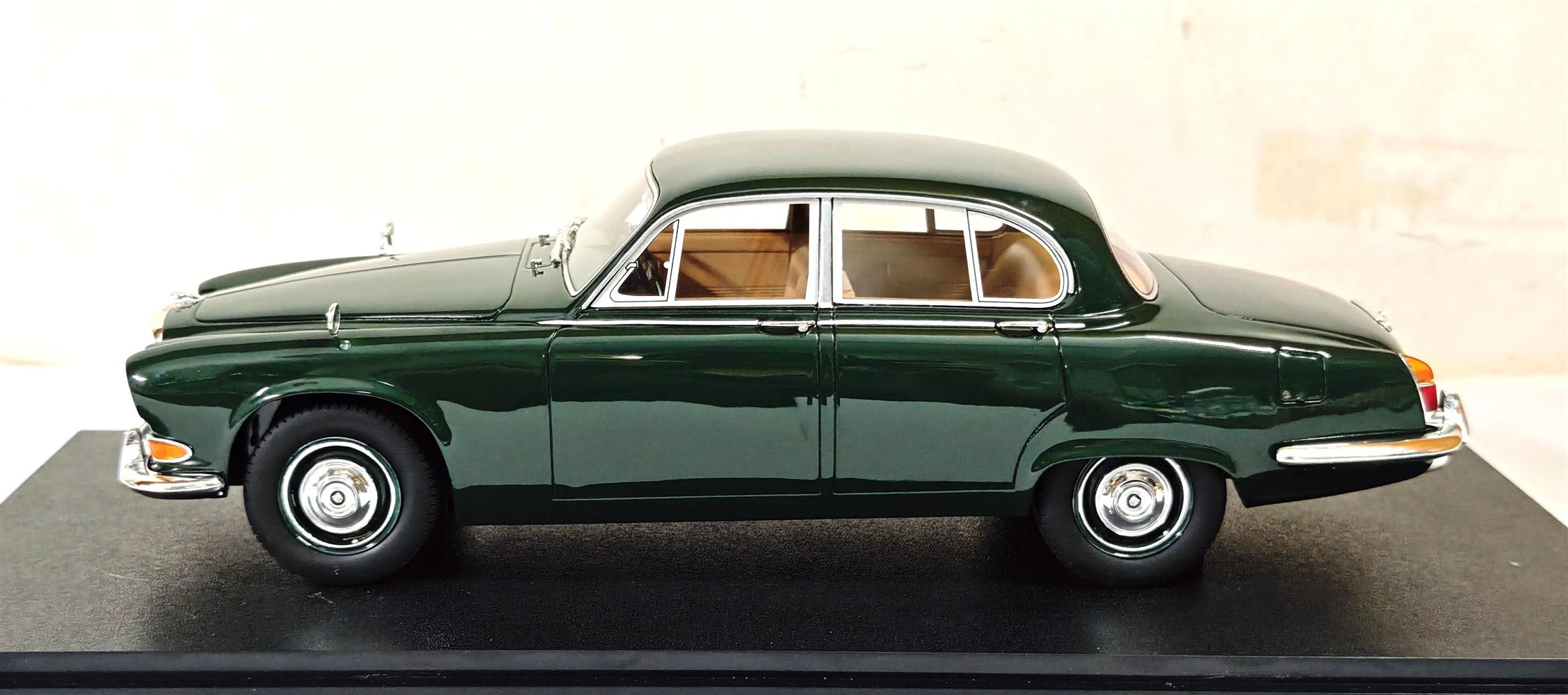 CULT 1:18 Scale 1966-69 Jaguar 420 - British Racing Green - CML289-2