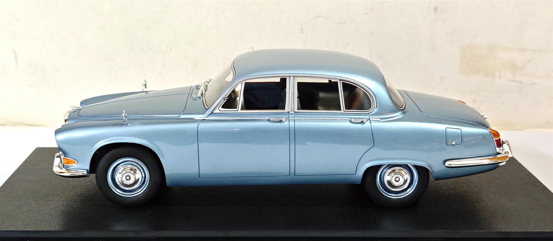 CULT 1:18 Scale 1966-69 Jaguar 420 - Silver Blue Metallic - CML289-3