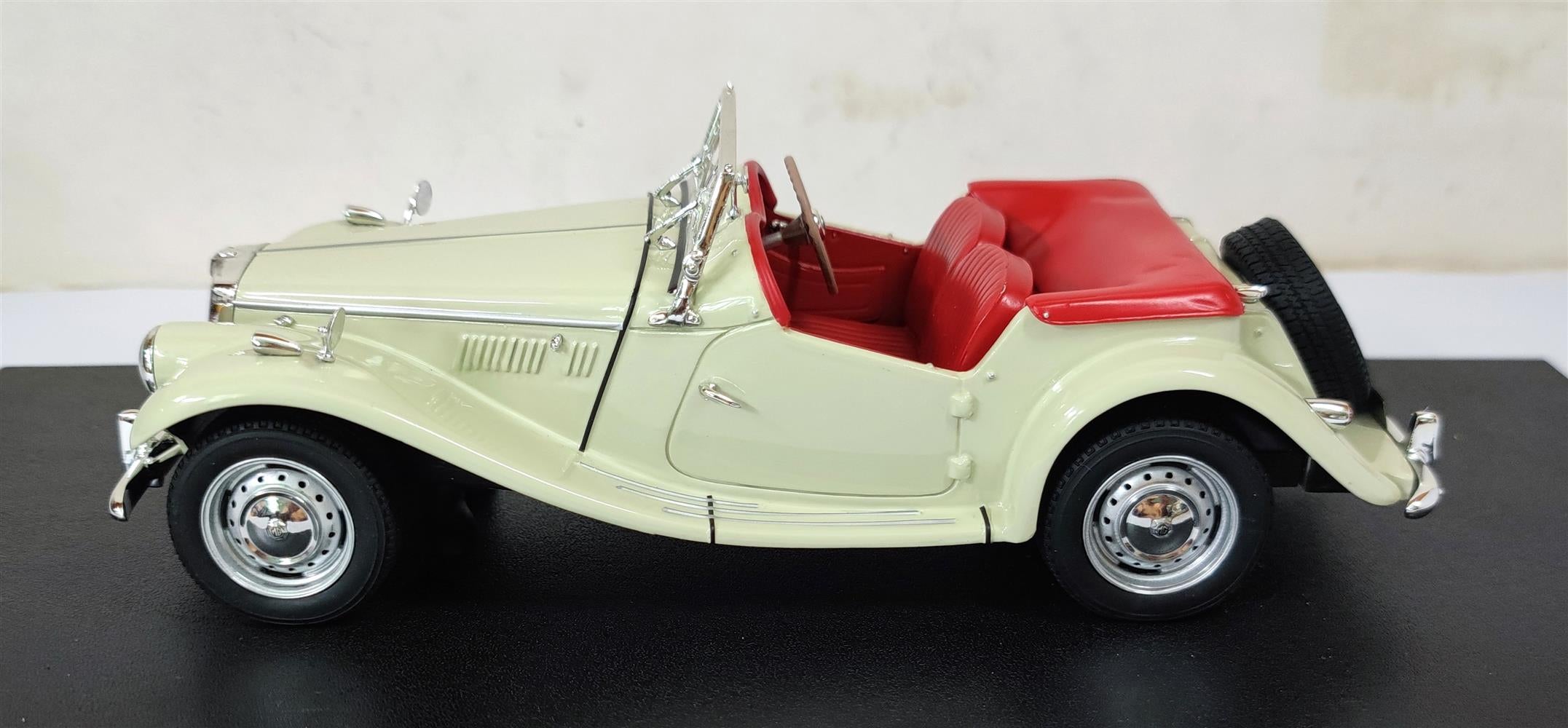 CULT 1:18 Scale 1953 to 1955 MG TF, White - CML208-3