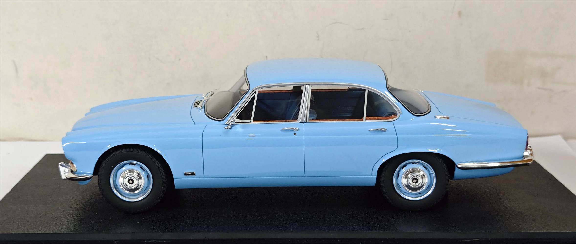 CULT 1:18 Scale 1968 Jaguar XJ6 4.2, Light Blue - CML332-1
