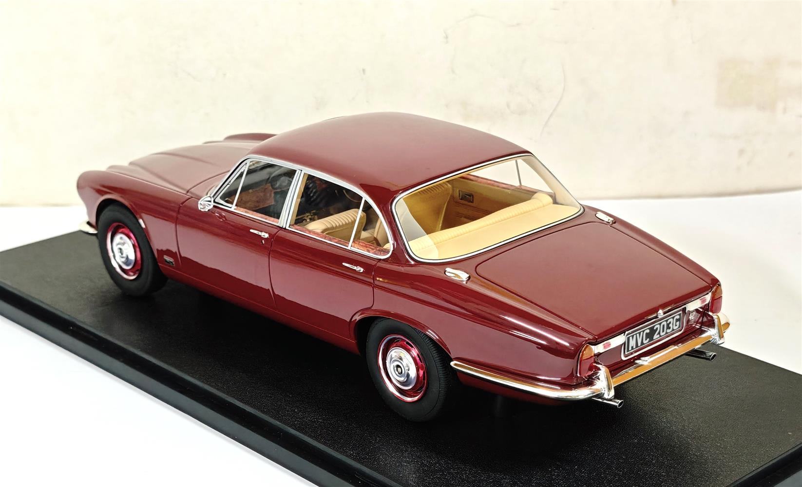 CULT 1:18 Scale 1968 Jaguar XJ6 4.2, Regency Red - CML332-3