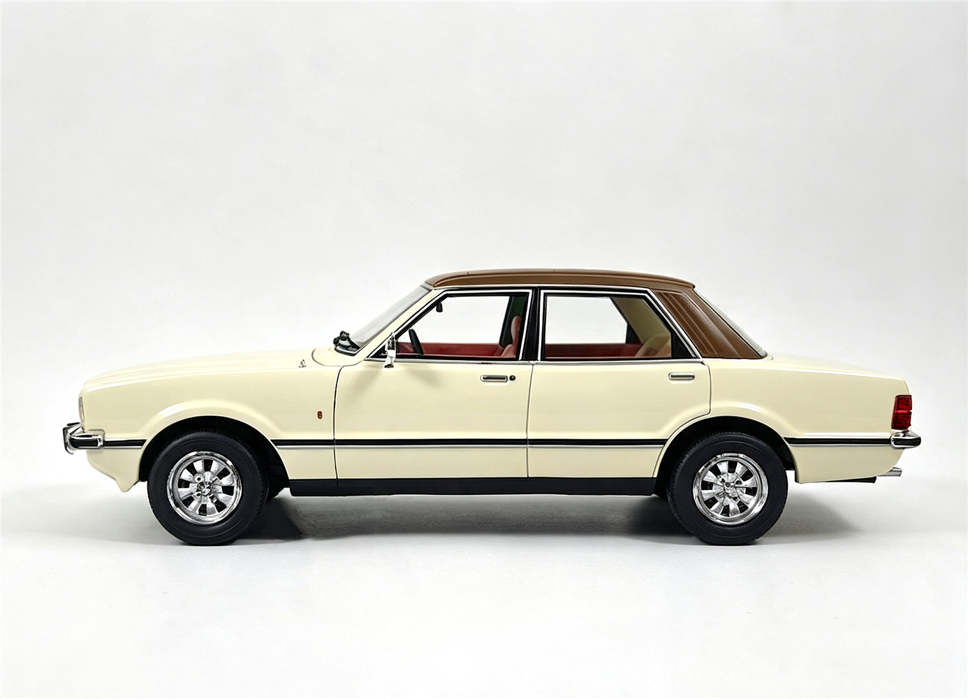 CULT 1:18 Scale Resin - 1976-1979 Ford Cortina MKIV Ghia, UK EXCLUSIVE - Diamond White - CML321-2