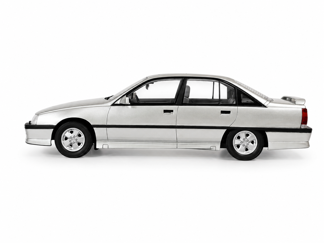 CULT 1:18 Scale - 1987-1994 Opel Omega 3000 - Star Silver - CML237-2