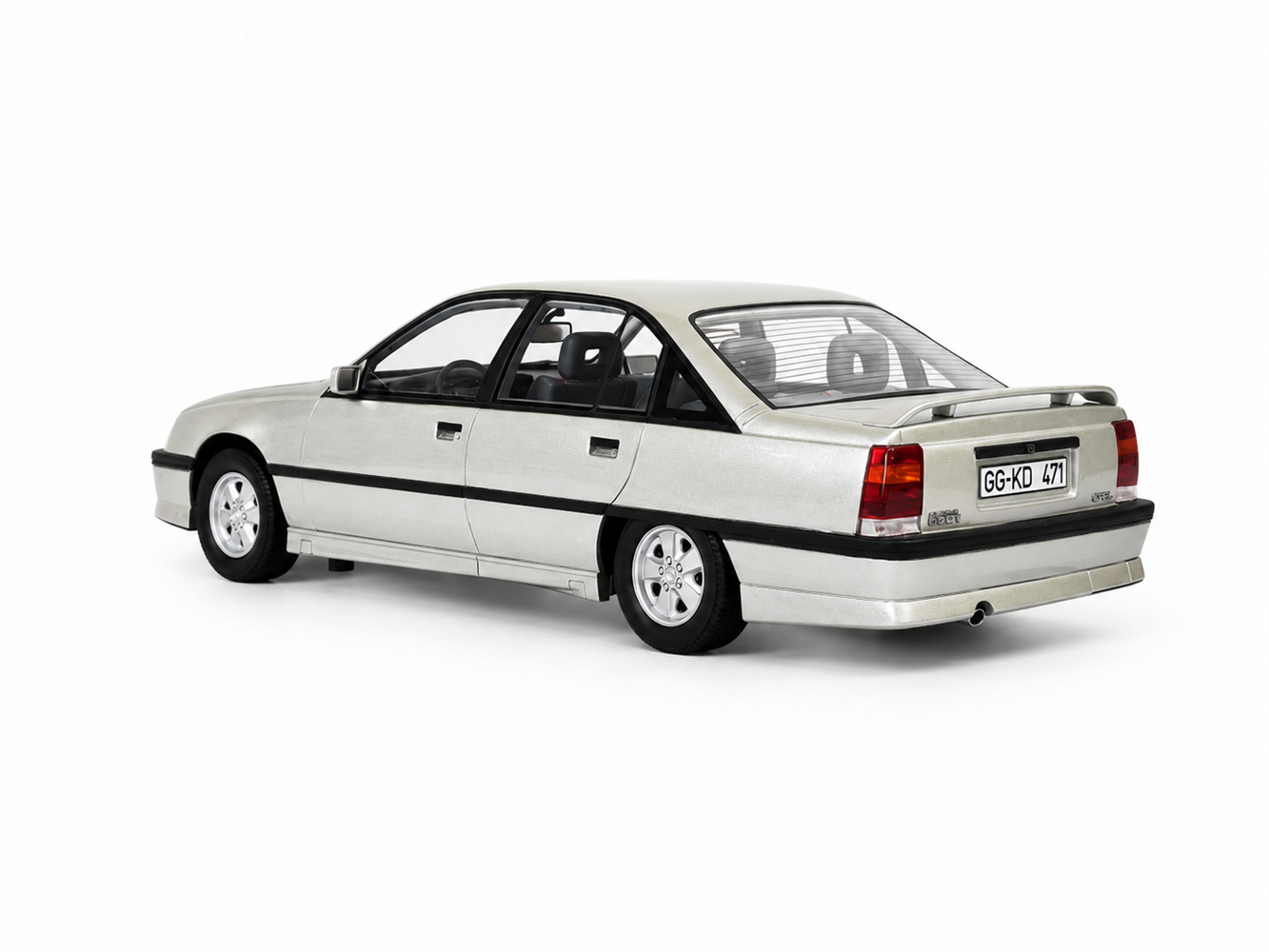 CULT 1:18 Scale - 1987-1994 Opel Omega 3000 - Star Silver - CML237-2