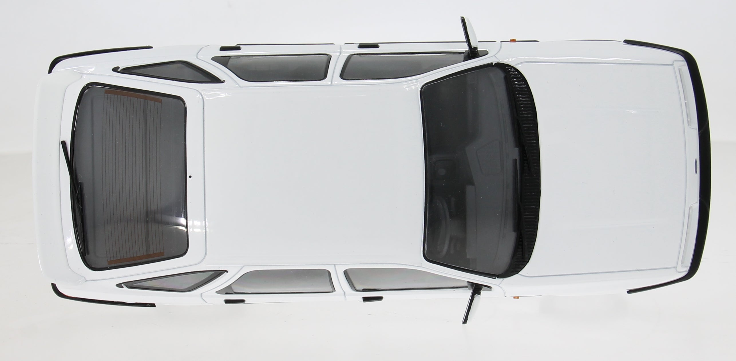 MCG 1:18 Scale Diecast - 1984 Ford Sierra XR 4x4 RHD UK Exclusive , White - MCG181096