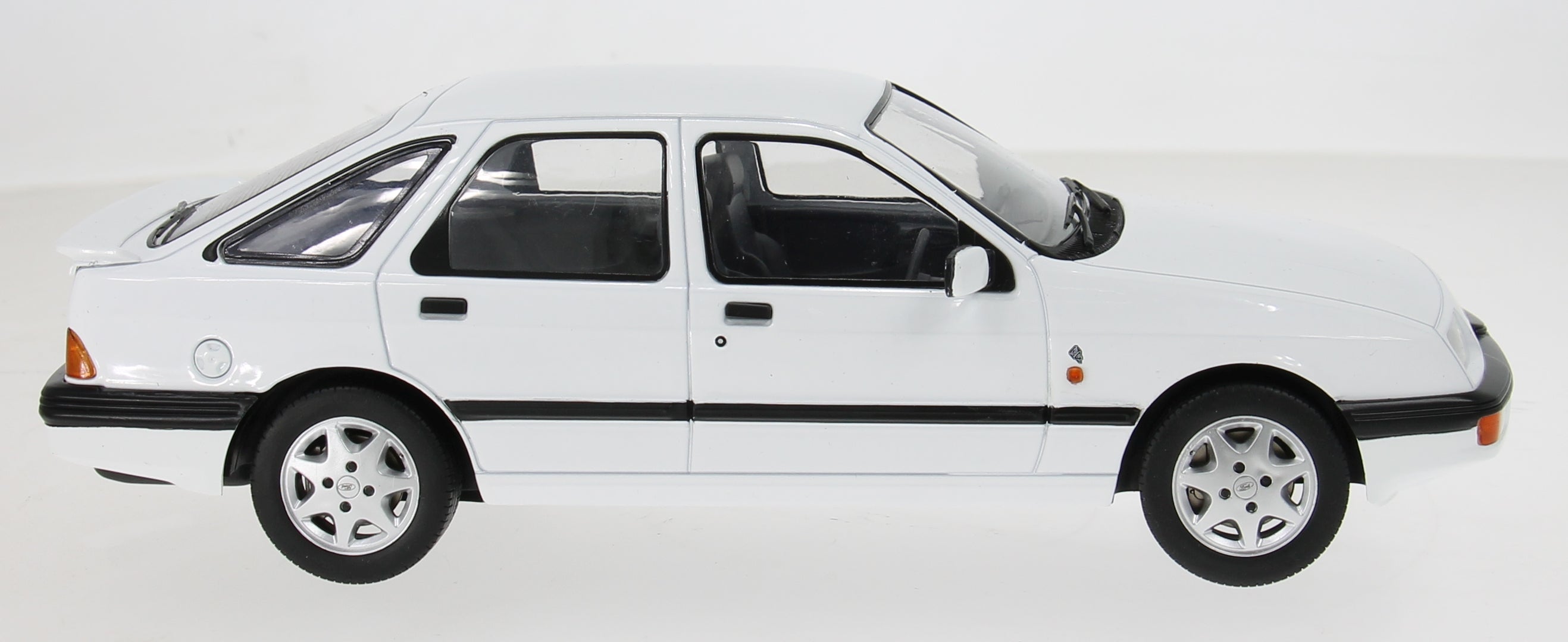 MCG 1:18 Scale Diecast - 1984 Ford Sierra XR 4x4 RHD UK Exclusive , White - MCG181096
