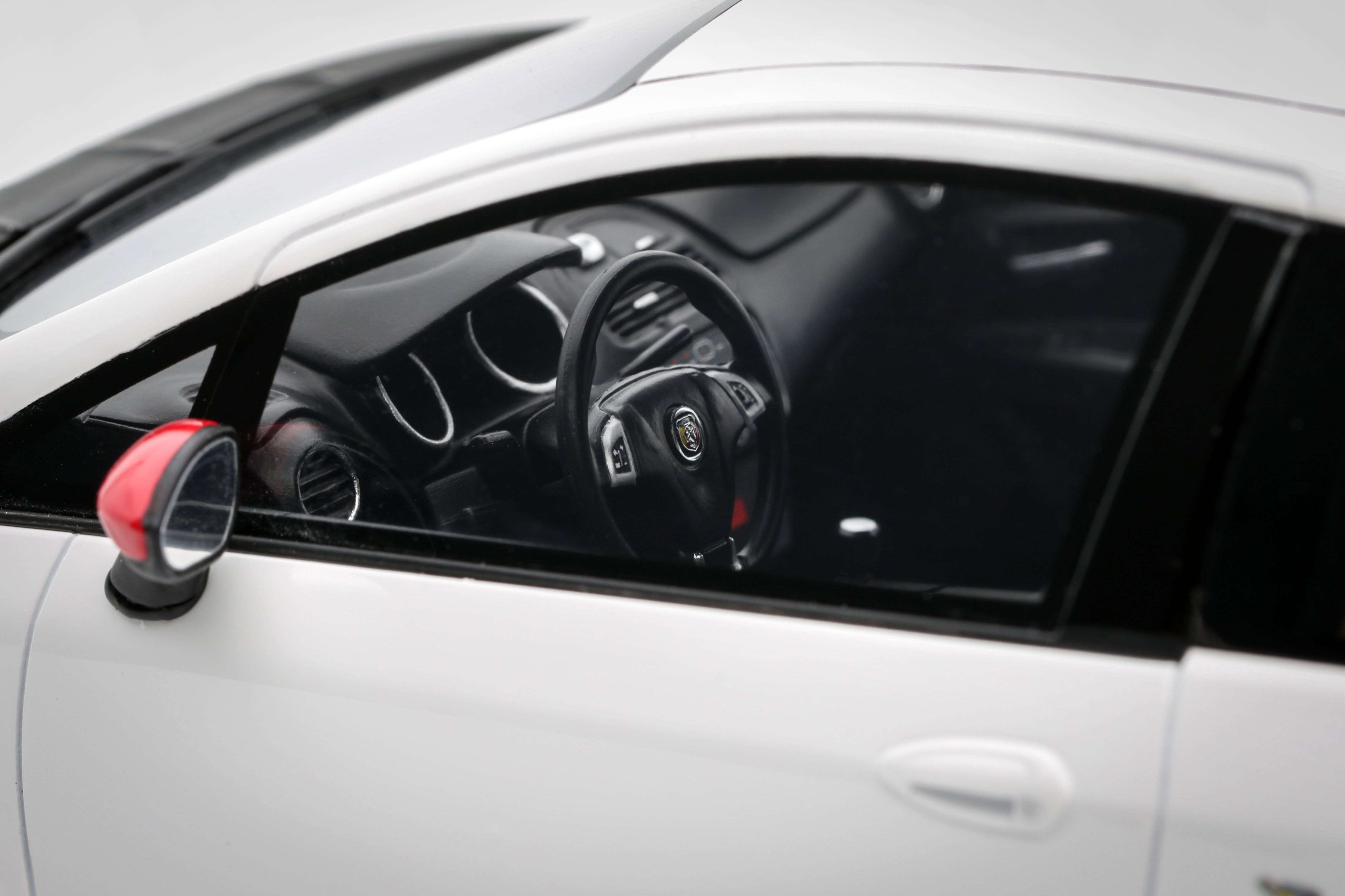 OTTO 1:18 Scale Resin - Fiat Punto Abarth Esseesse, White - OT460