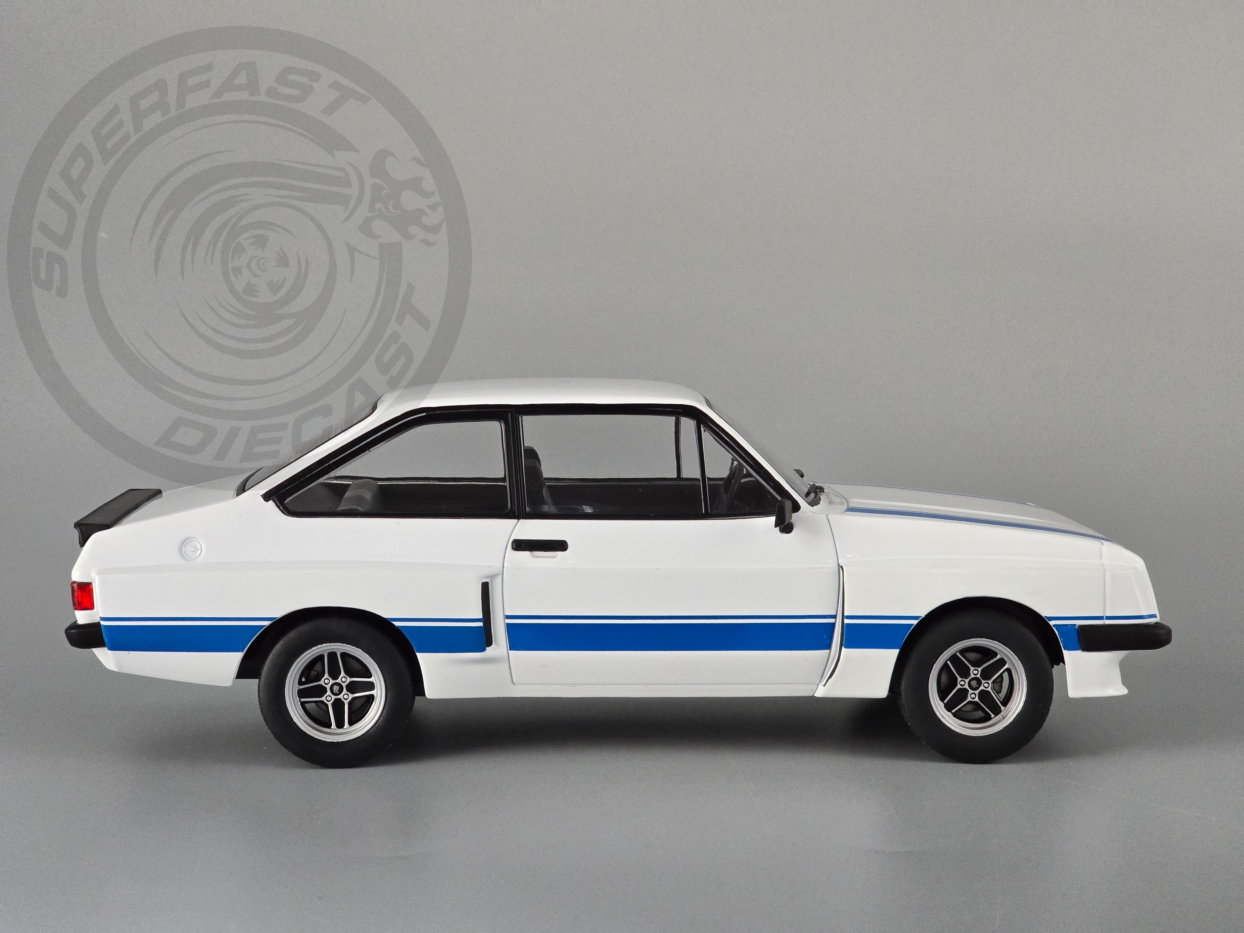 MCG 1:18 Scale Diecast - Ford Escort Mk2 RS 2000 X-Pack, White - MCG18350