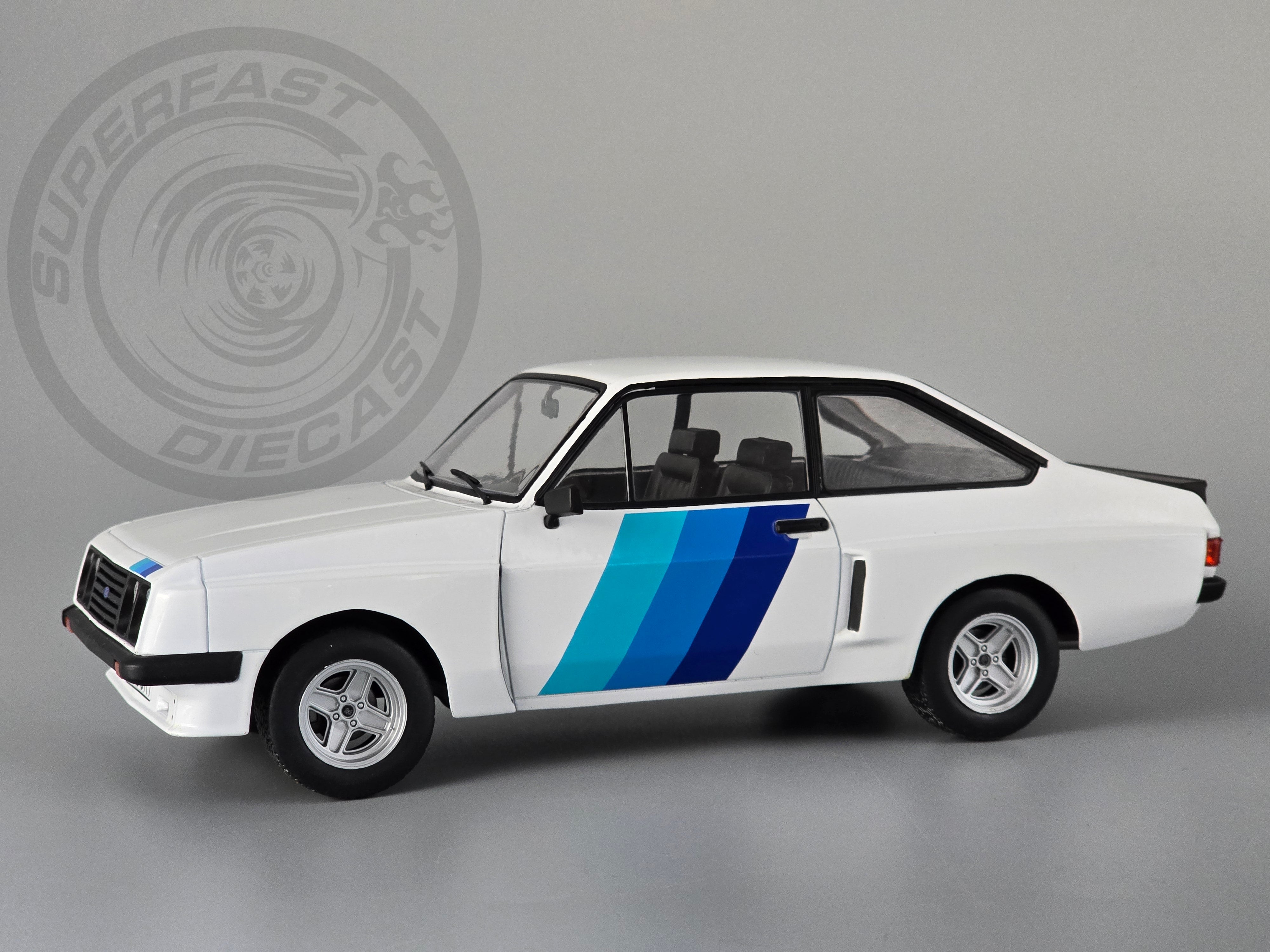 MCG 1:18 Scale Diecast - Ford Escort Mk2 RS 2000 X-Pack, White - MCG18351