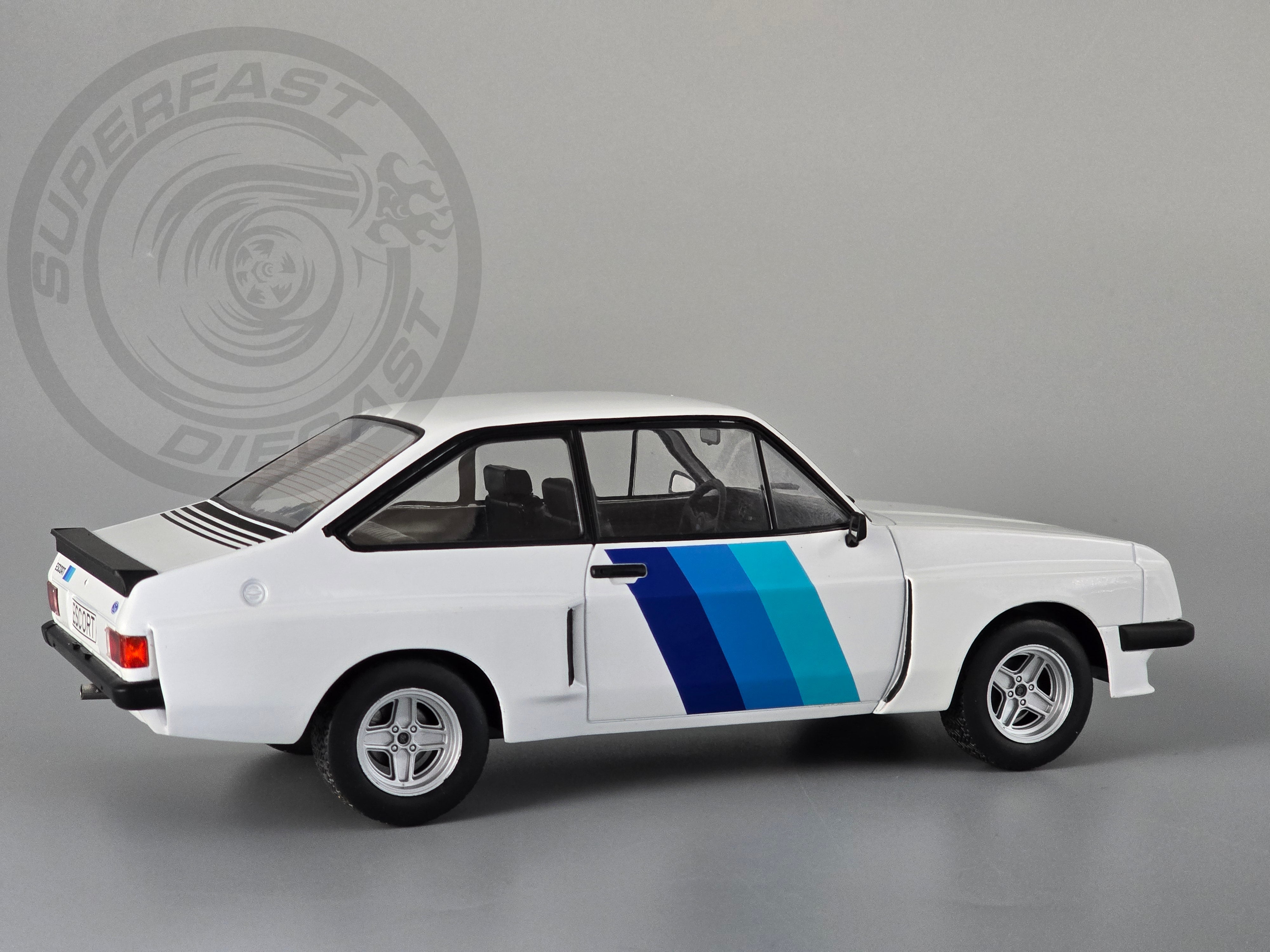 MCG 1:18 Scale Diecast - Ford Escort Mk2 RS 2000 X-Pack, White - MCG18351