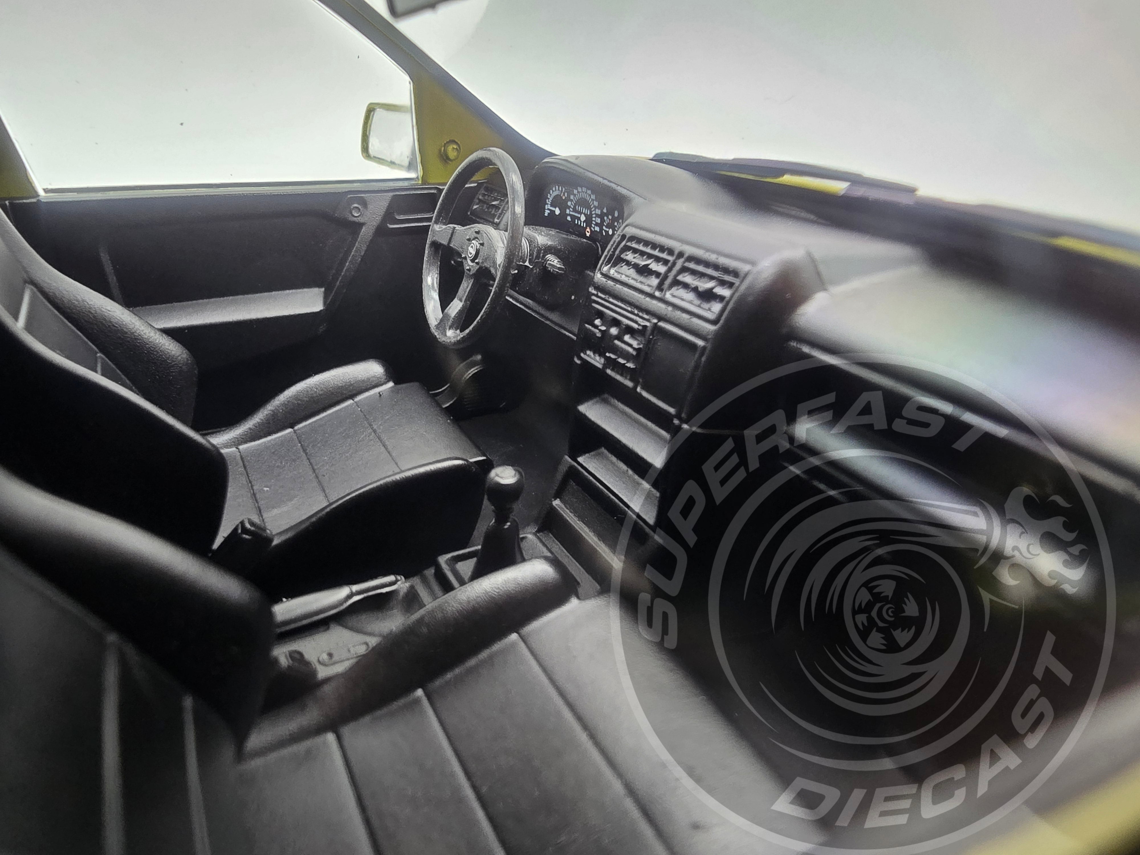 MCG 1:18 Scale Diecast - Opel Vectra A 2000 16v, LHD, Brocade Yellow - MCG18463