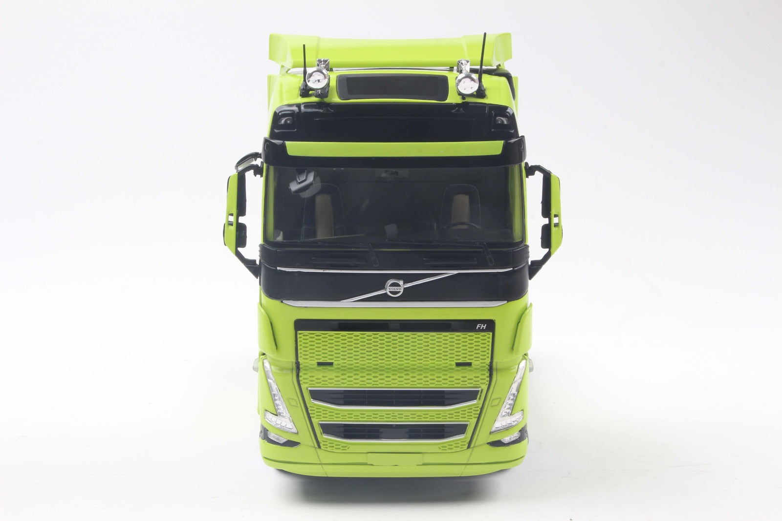 Solido 1:24 Diecast - 2023 Volvo Trucks FH Gobetrotter XL Neon Green - S2400107