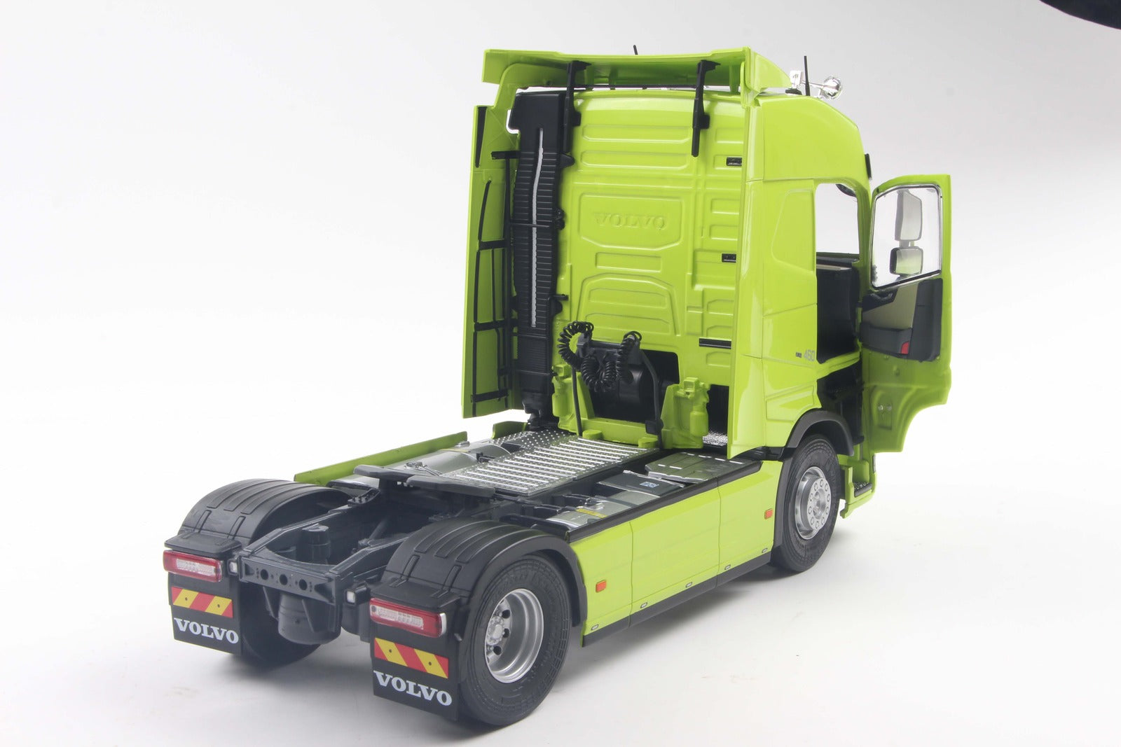 Solido 1:24 Diecast - 2023 Volvo Trucks FH Gobetrotter XL Neon Green - S2400107
