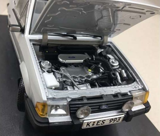 SUNSTAR 1:18 Scale - Ford Escort Mk3 XR3i Cabriolet in Silver - 4993