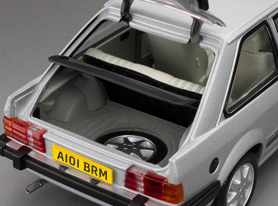 SUNSTAR 1:18 Scale - 1981 Ford Escort Mk3 RS1600i, Strato Silver - RHD UK EXCLUSIVE - 360 Pieces