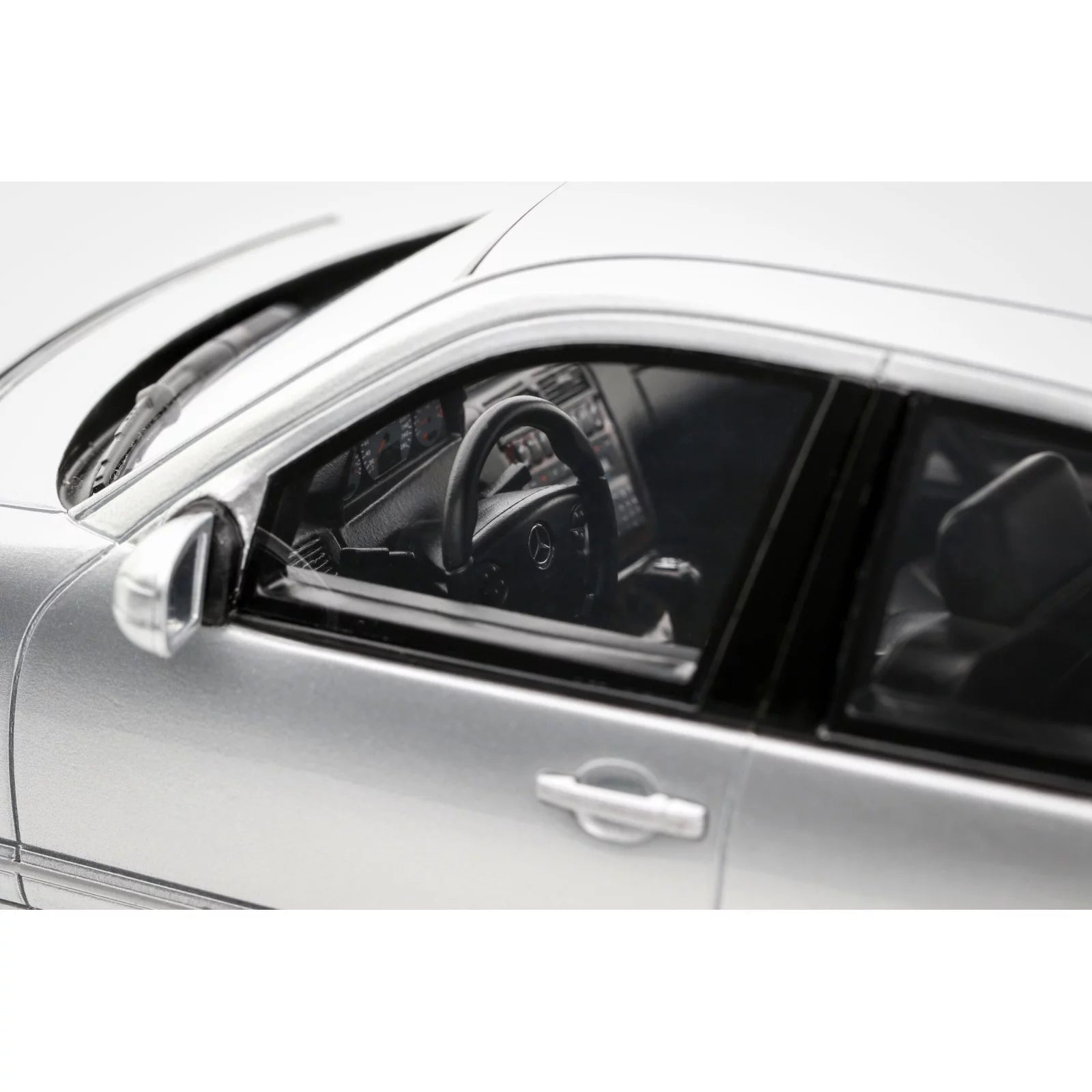 OTTO 1:18 Scale Resin - 2001 Mercedes-Benz E55 AMG W210 - Brilliant Silver 744 - OT459