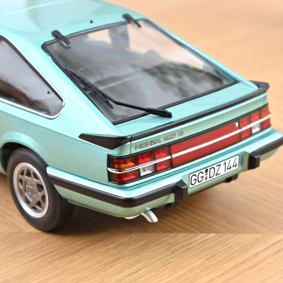Norev 1:18 Scale Diecast - 1983 Opel Monza 2.5E - Beryll Green Metallic - 183643